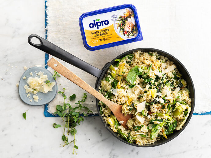 Gebakken rijst met kleurrijke groentjes