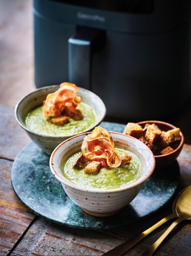 Soep van spruitjes met knapperige pancetta en zuurdesemcroutons