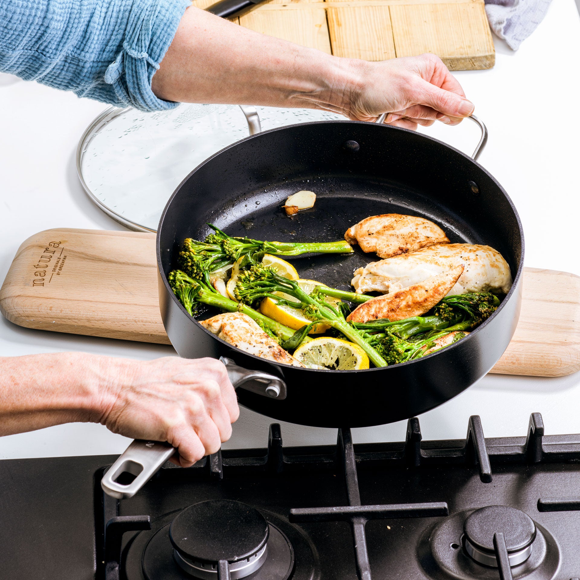 Copenhagen Hapjespan met Deksel 28cm zwart met kip, broccolini en citroen