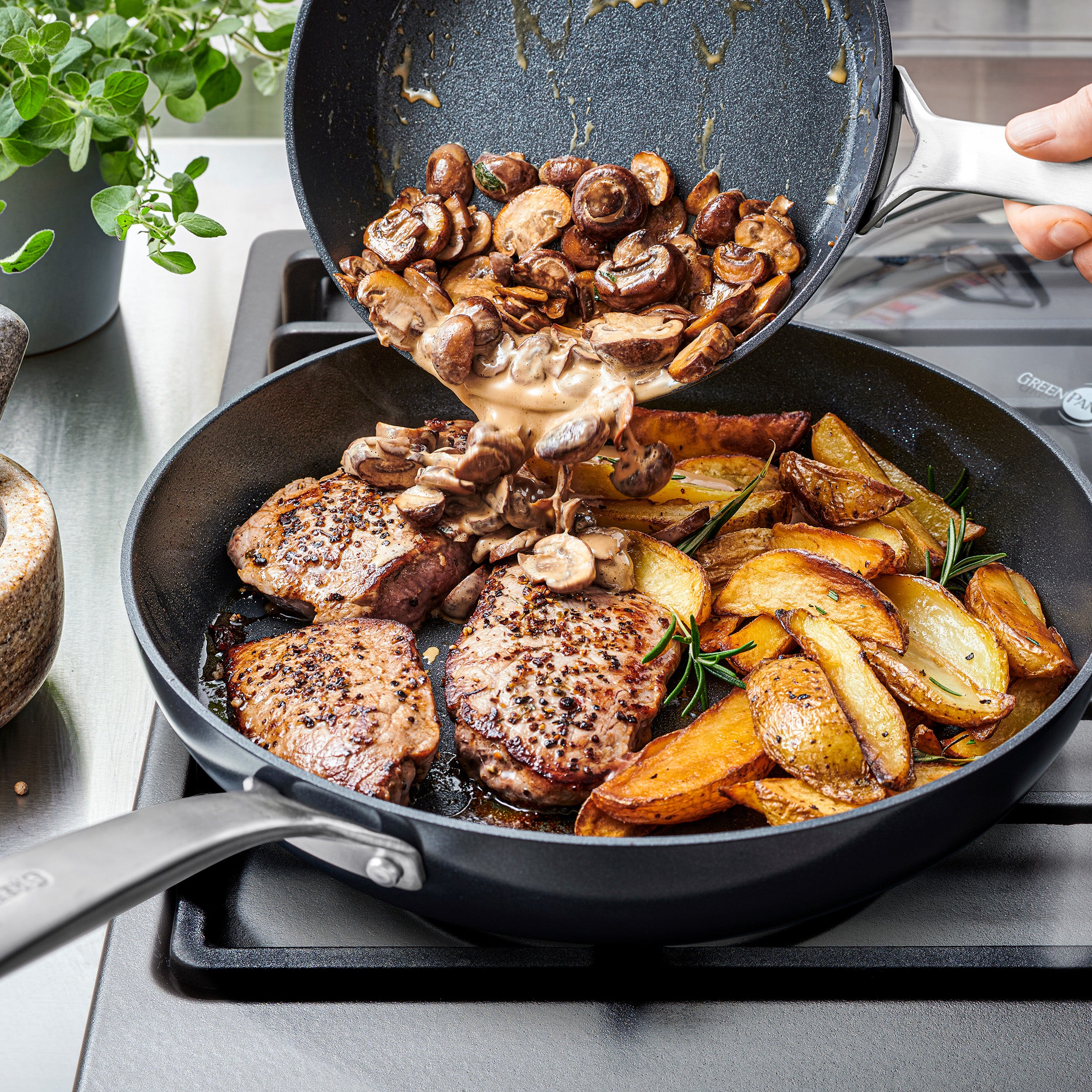 Copenhagen Koekenpannenset 2-delig 20+28cm zwart op vuur met vlees, aardappelen en champignonsaus