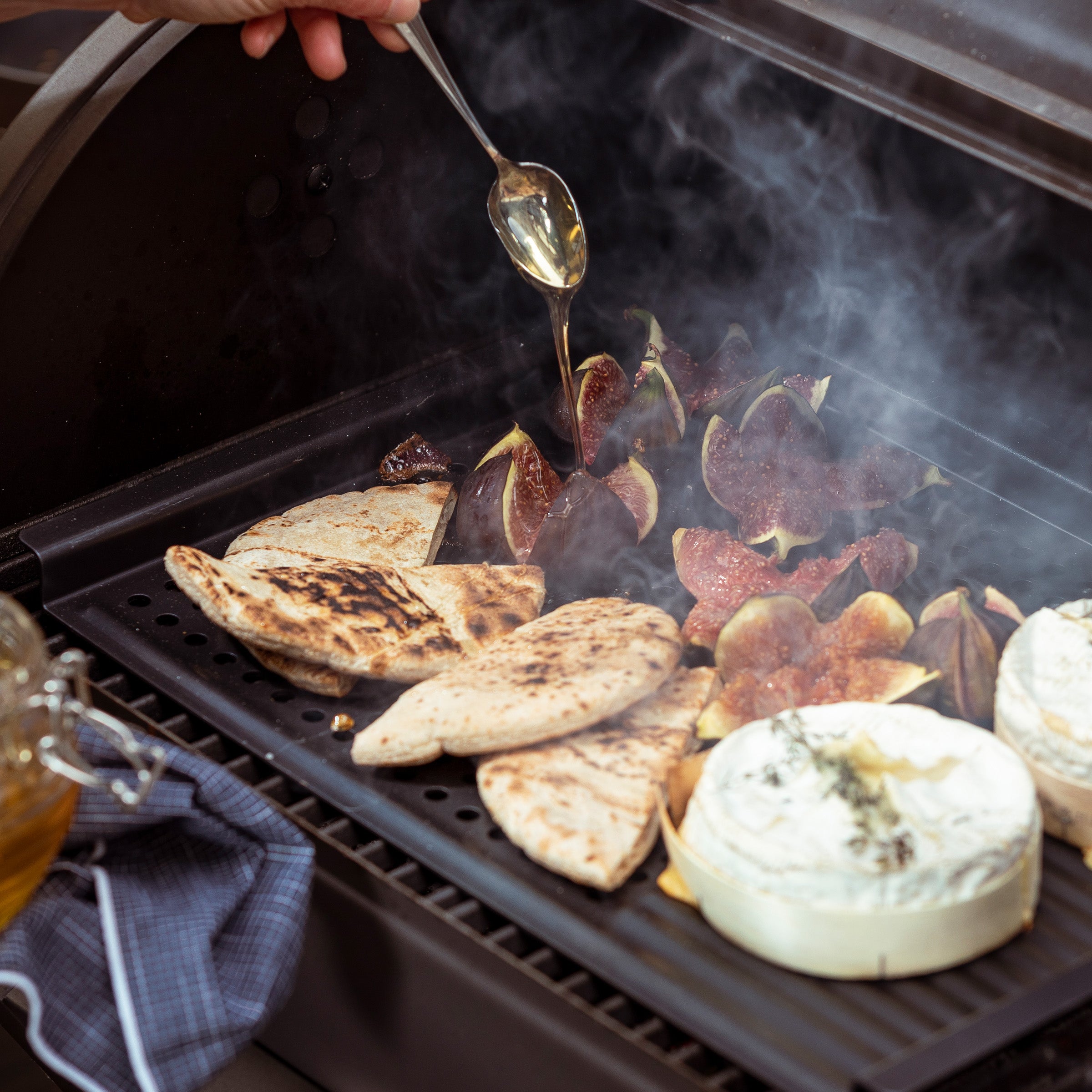 Merten & Storck Carbon Steel BBQ Multi Grillrooster zwart  op BBQ