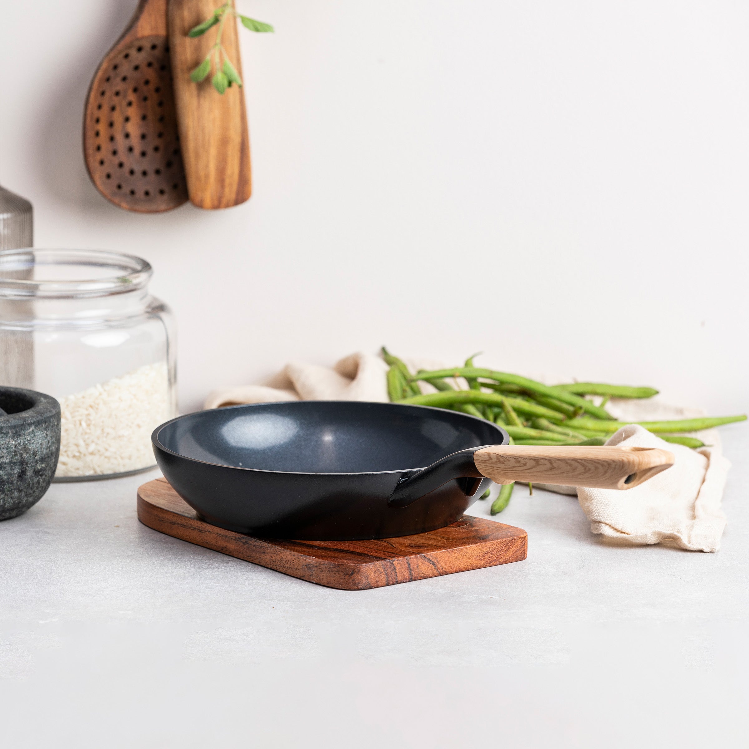 Eco-Smartshape Koekenpan Light Wood 20cm zwart zijaanzicht