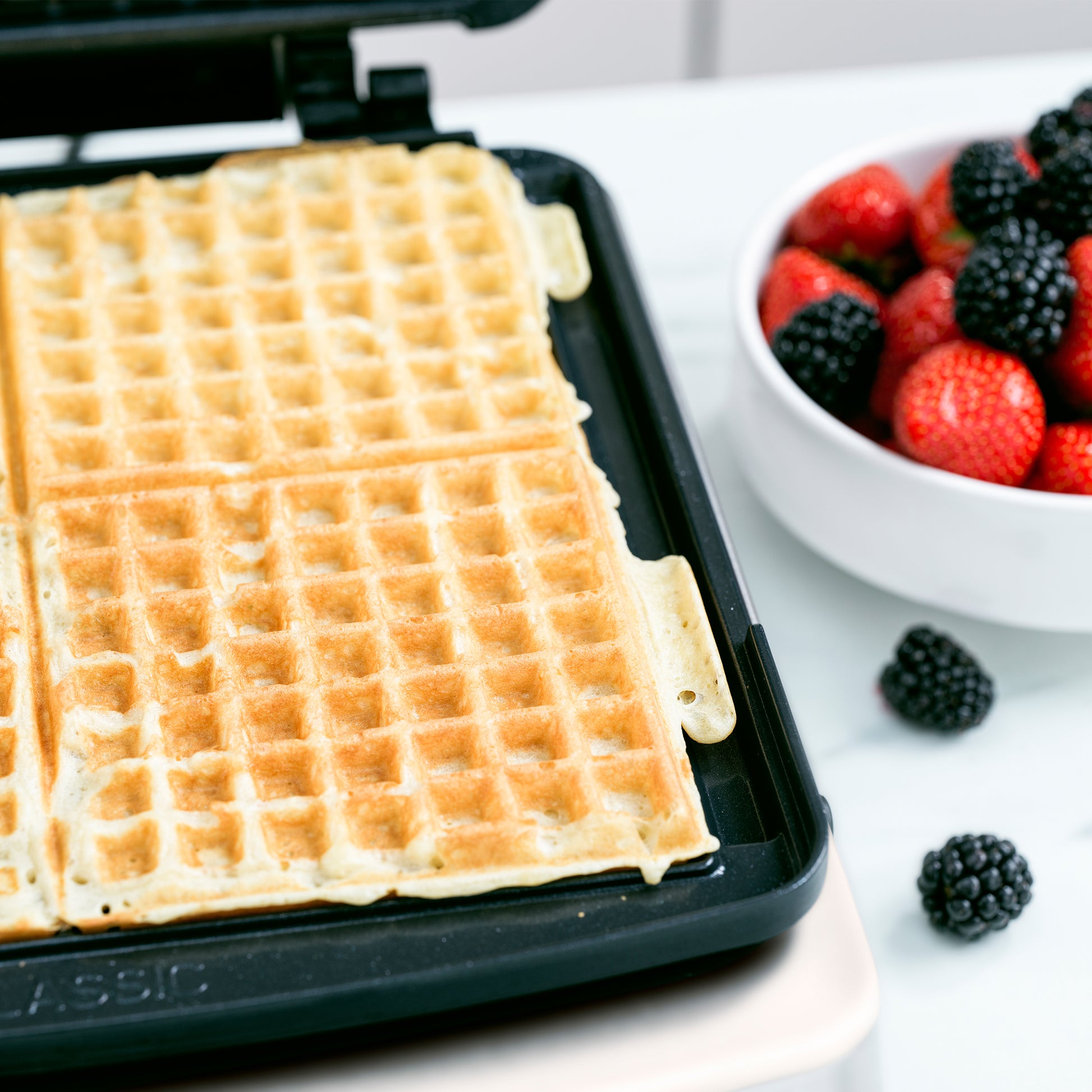 Wafelijzer Cream (incl. 2 sets wafelplaten) met verse wafels