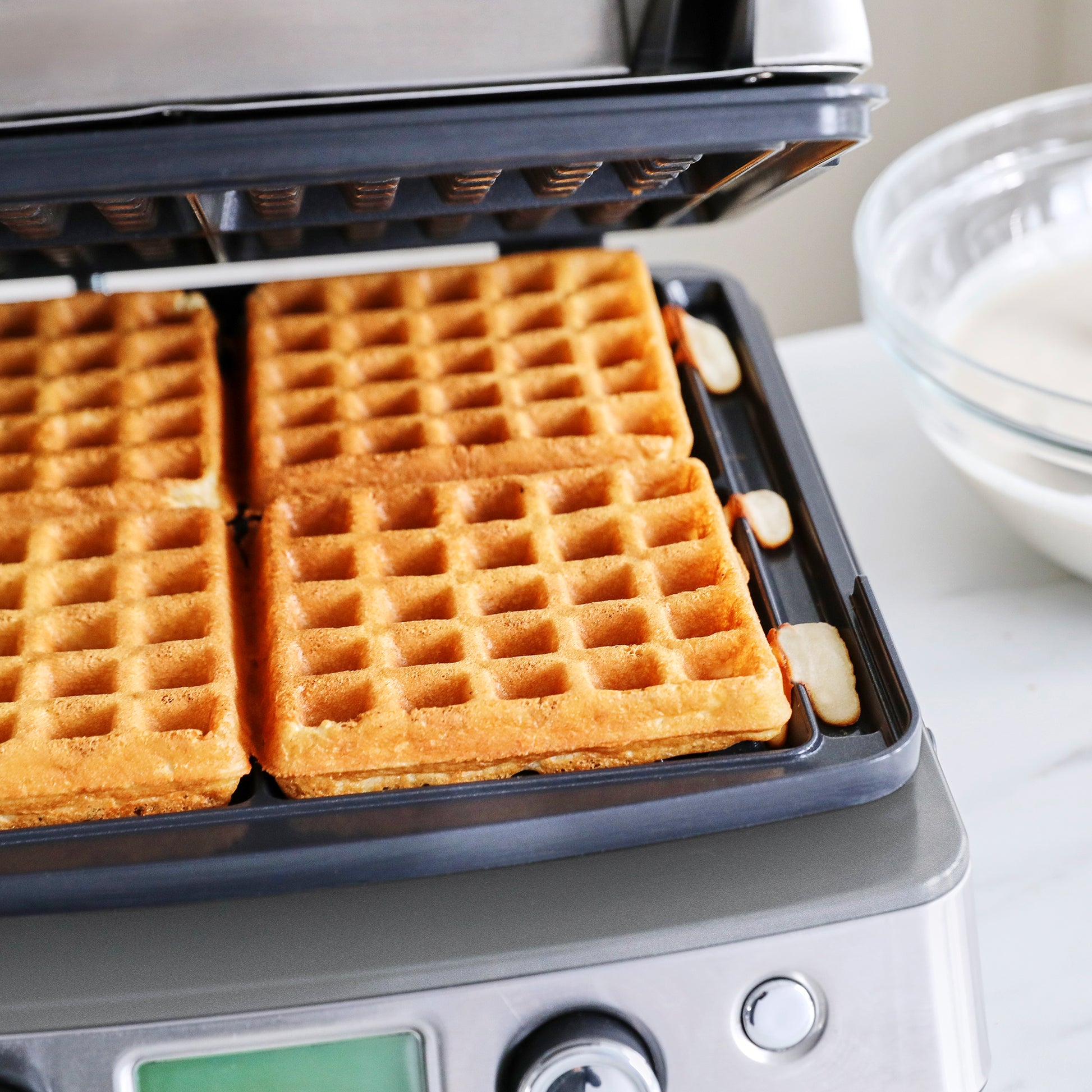 Belgische wafelplaten - wafelijzer zwart met verse wafels