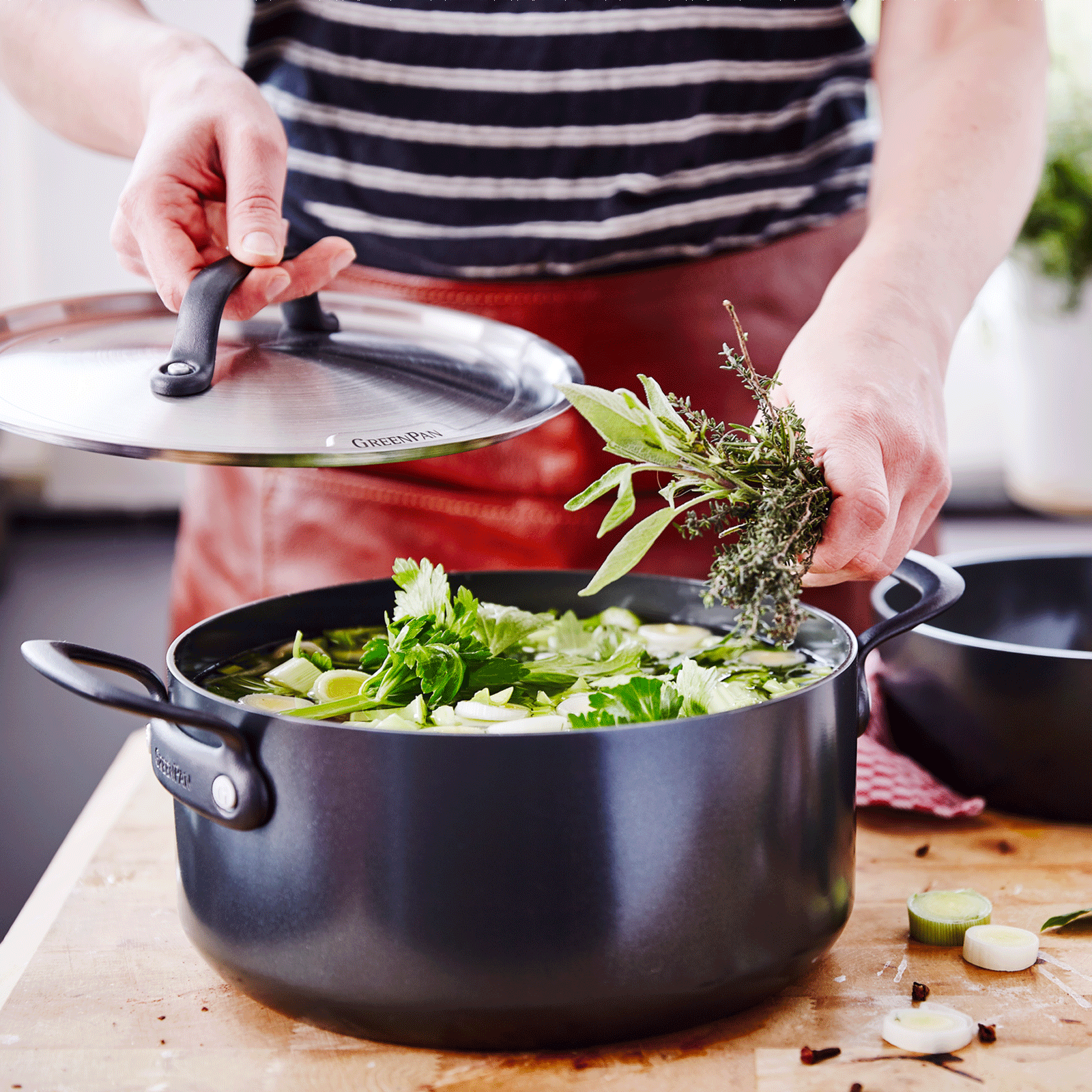 Craft Kookpan met Deksel 24cm zwart  met eten