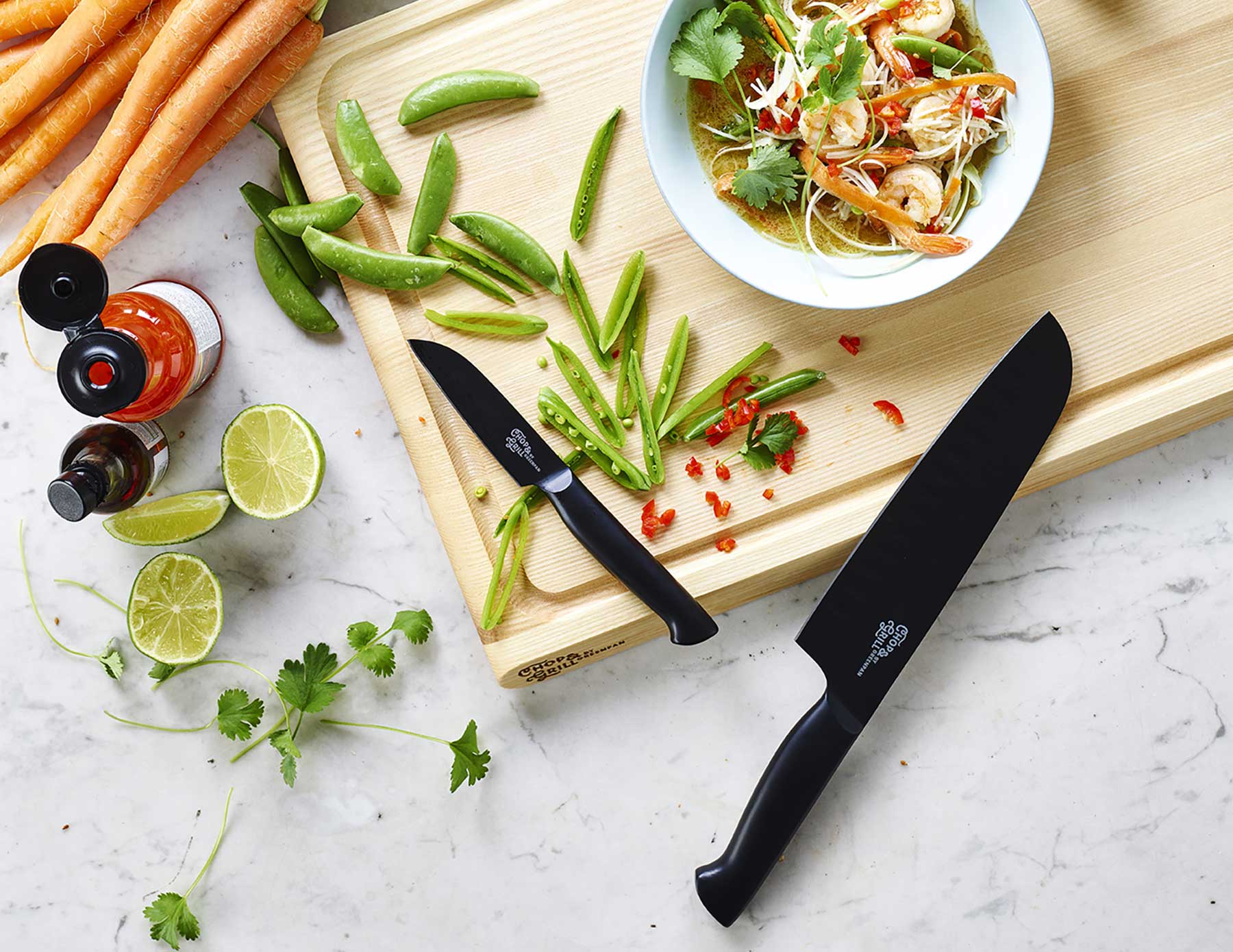 Chop & Grill Santoku mes zwart met Thaïs gerecht