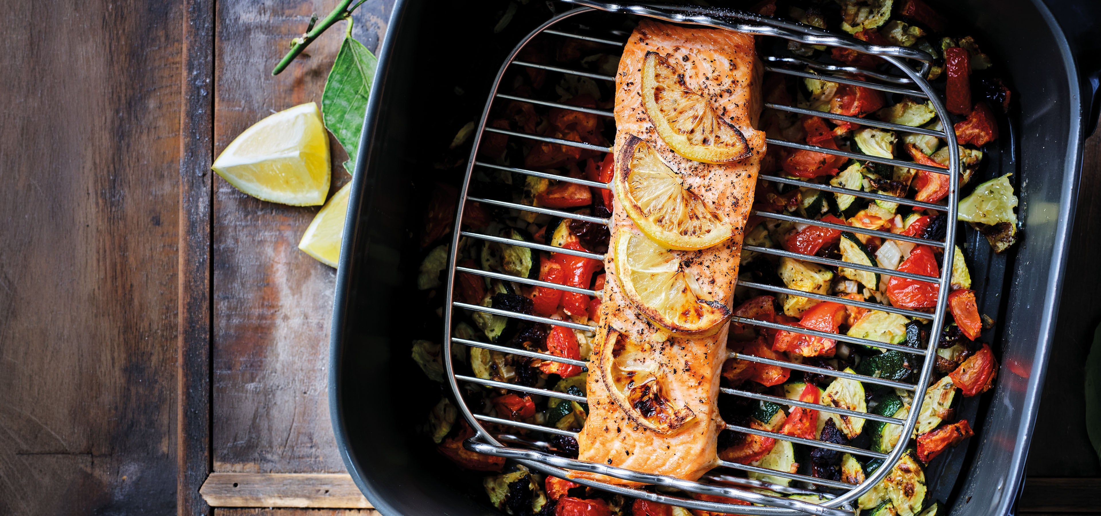 Gegrilde zalmfilet met courgette en zongedroogde tomaatjes