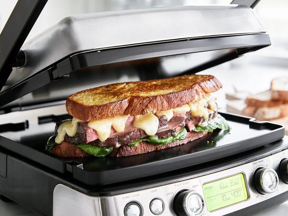 Gegrilde sandwich met rosbief en Zwitserse kaas