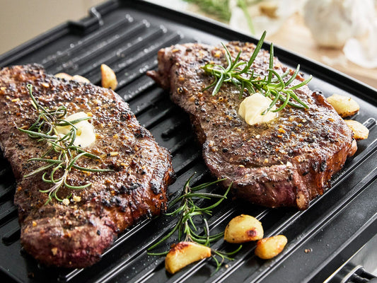 NY Strip steak met knoflook en rozemarijn