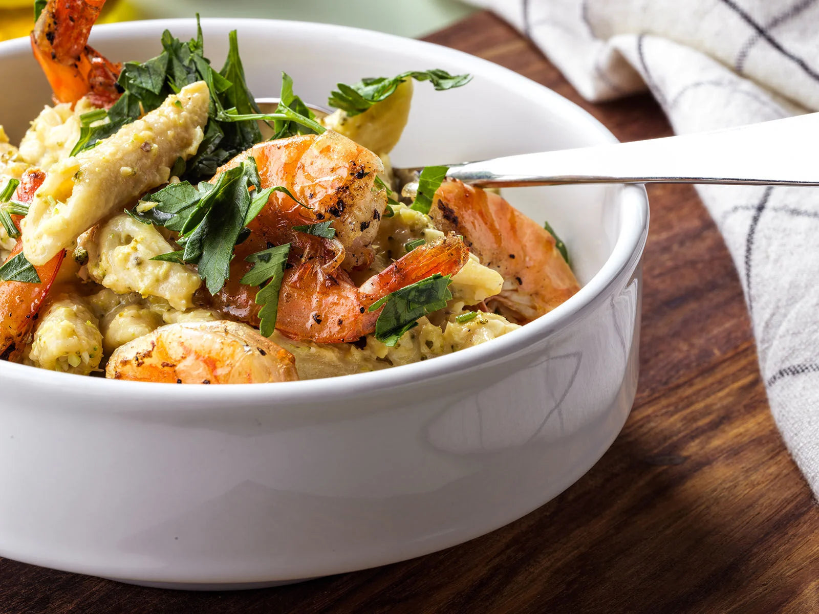 Pastaschotel met broccolirijst en scampi
