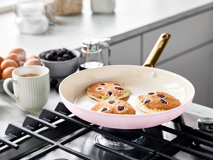 American pancakes met bosbessen en ahornsiroop