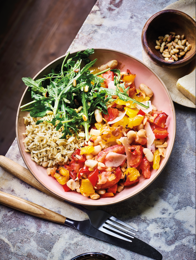 Kleurrijke lunchbowl met volkorenrijst