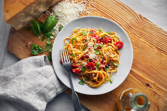 Pasta met verse kerstomaatjes en basilicum