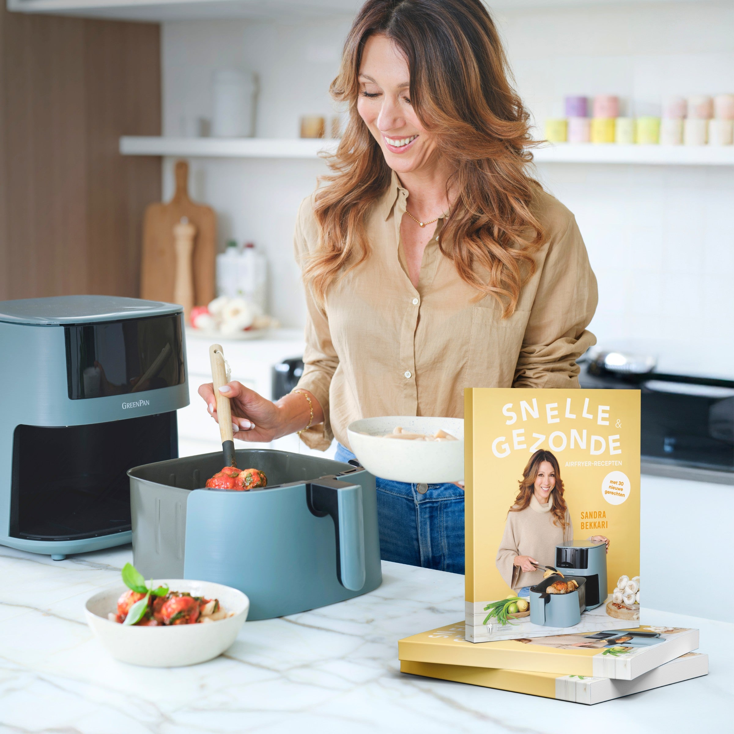 Lentedeal: XXL Air Fryer Smokey Blue + Sandra’s snelle en gezonde Air Fryer-recepten