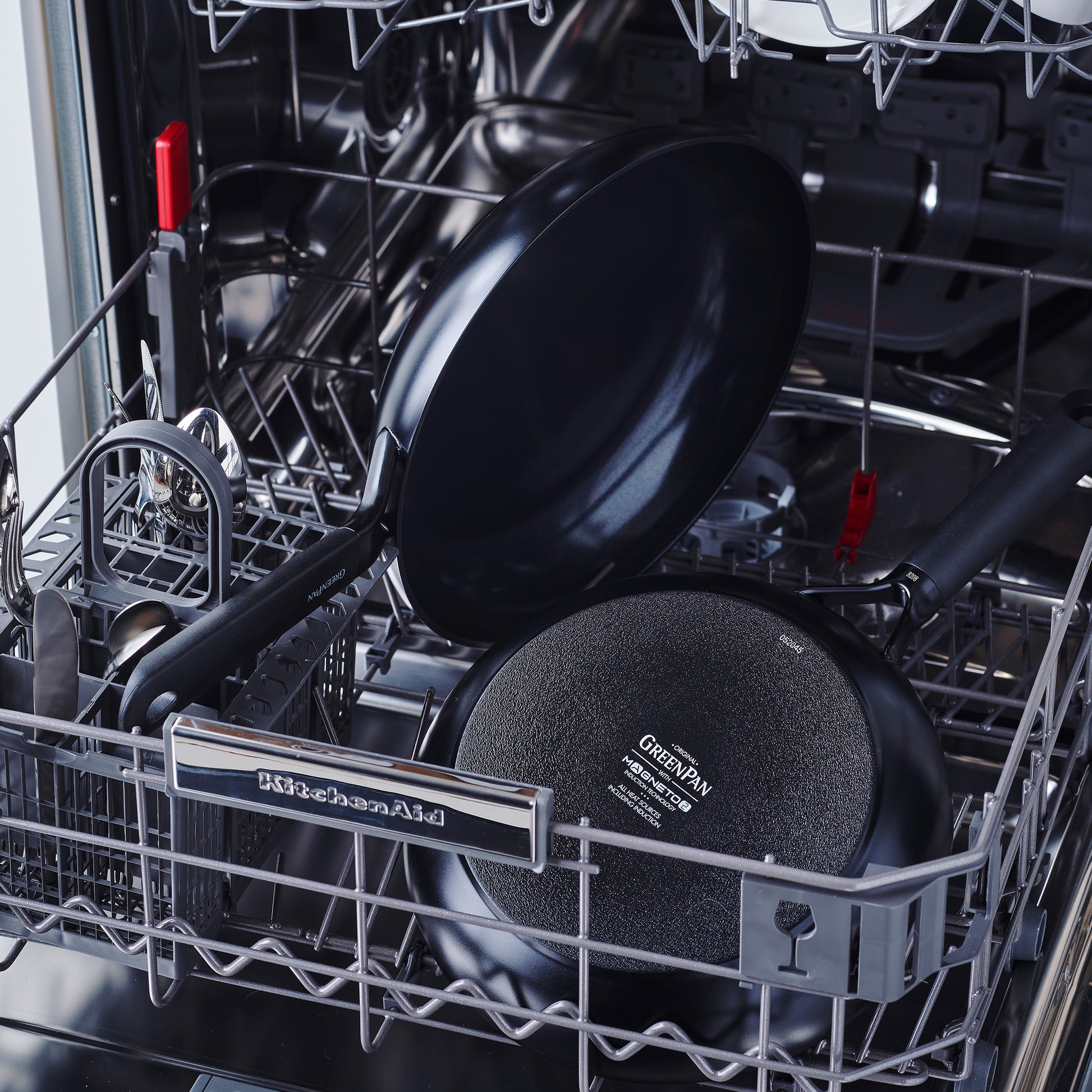 KitchenAid hapjespan 28 cm roestvrij staal met deksel KitchenAid hapjespan 28 cm roestvrij staal met deksel