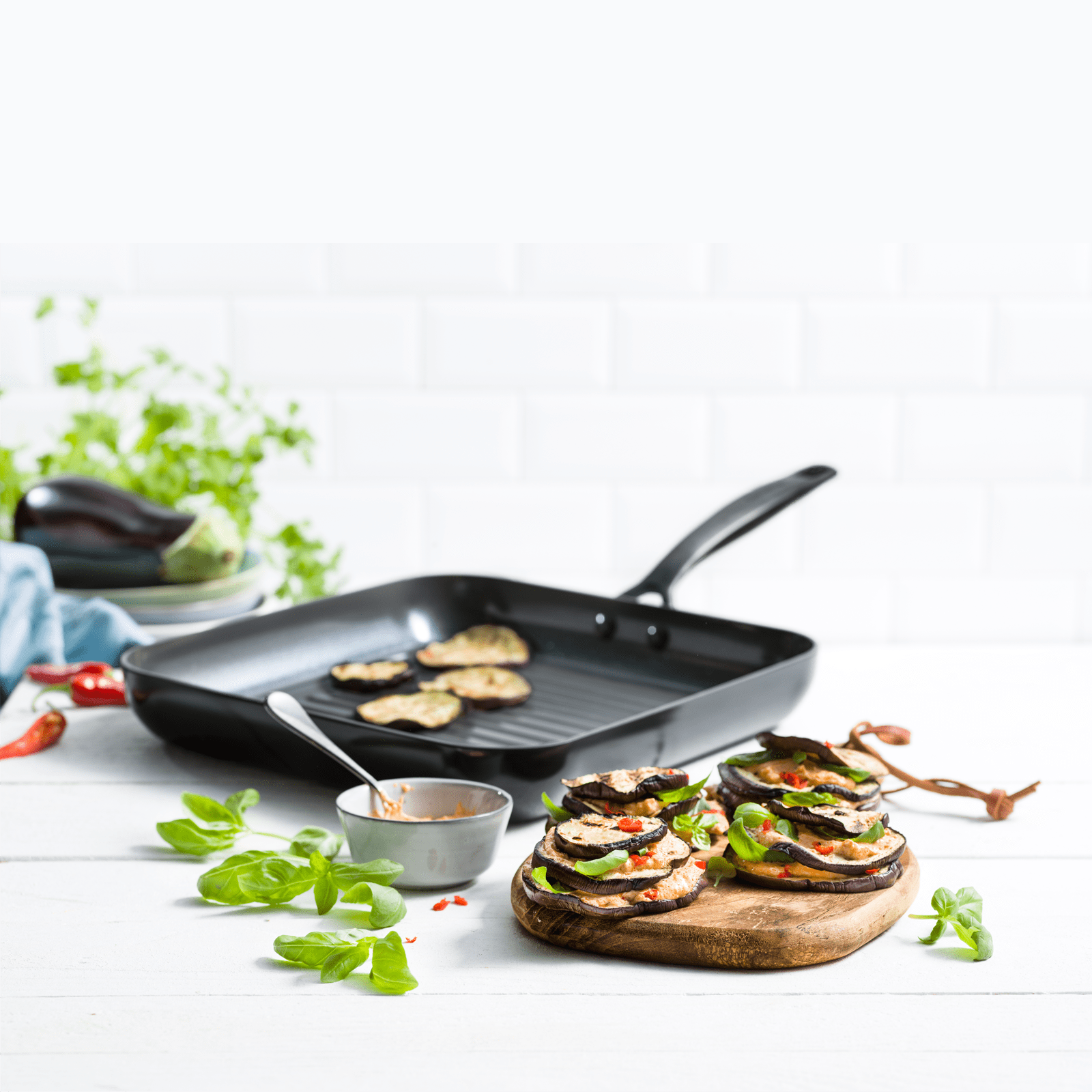 GreenPan Andorra Grillpan vierkant zwart 24 cm zijaanzicht met aubergine en tomatensaus
