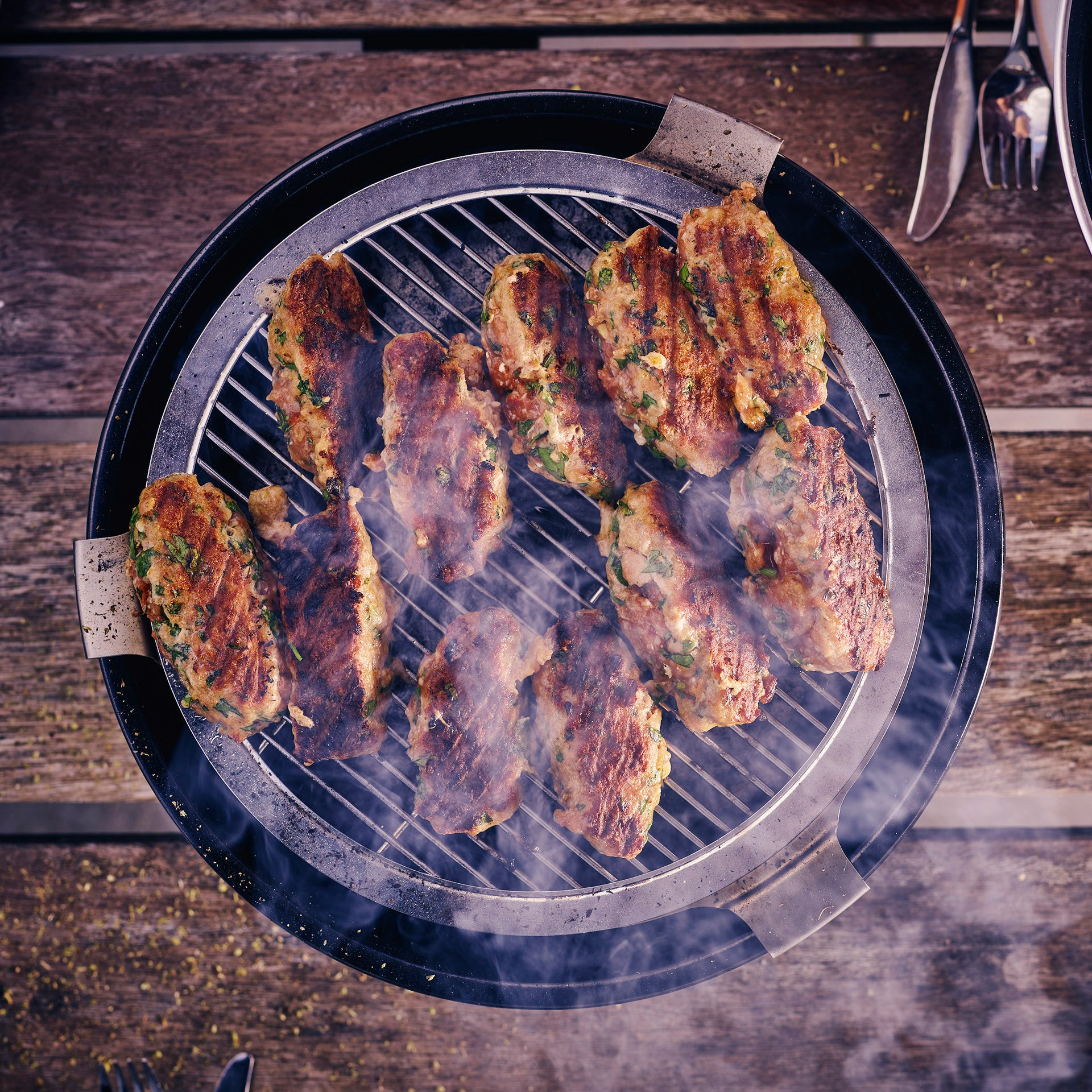 Chop & Grill Tafelbarbecue 32cm zwart&zilver met vlees bovenaanzicht