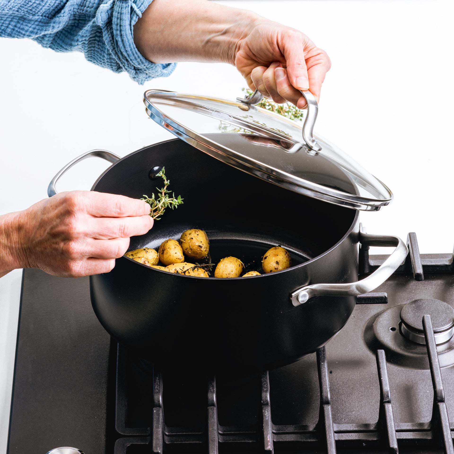 Copenhagen Kookpan met deksel 20cm zwart op vuur met aardappelen