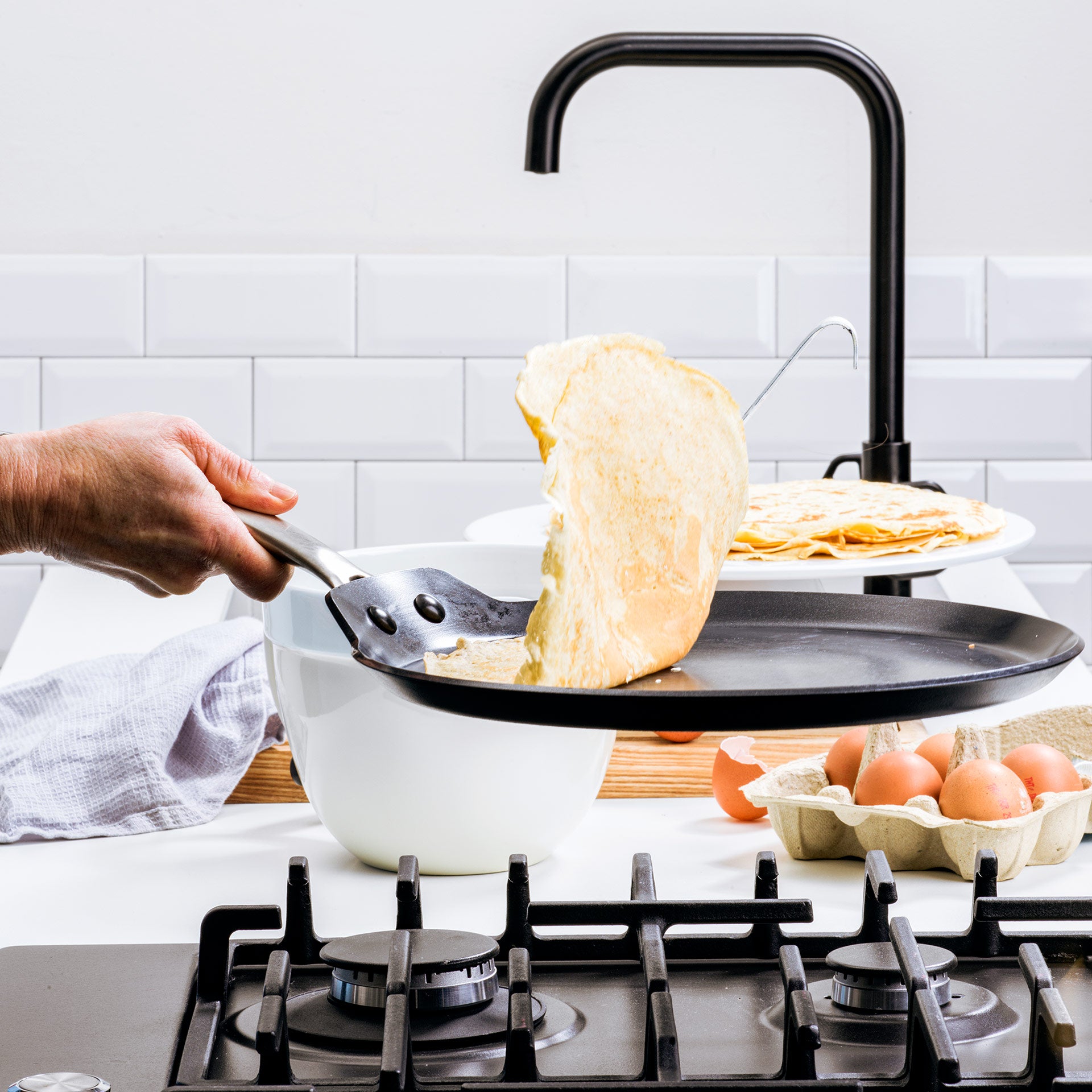 Copenhagen Pannenkoekenpan 28cm zwart met verse pannenkoek 