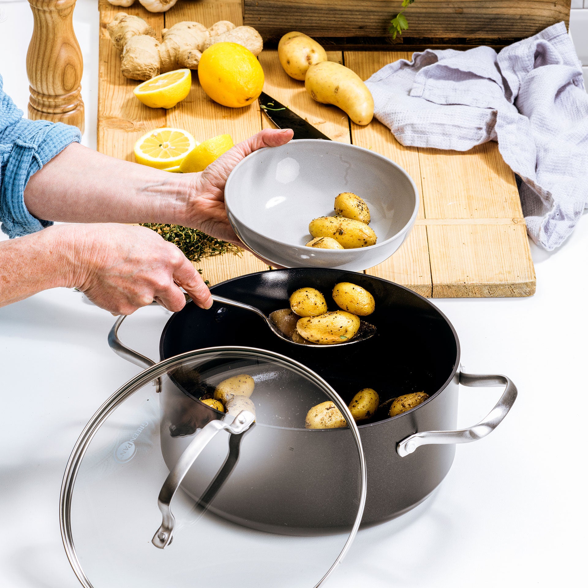 Copenhagen Kookpan met deksel 20cm zwart met aardappelen