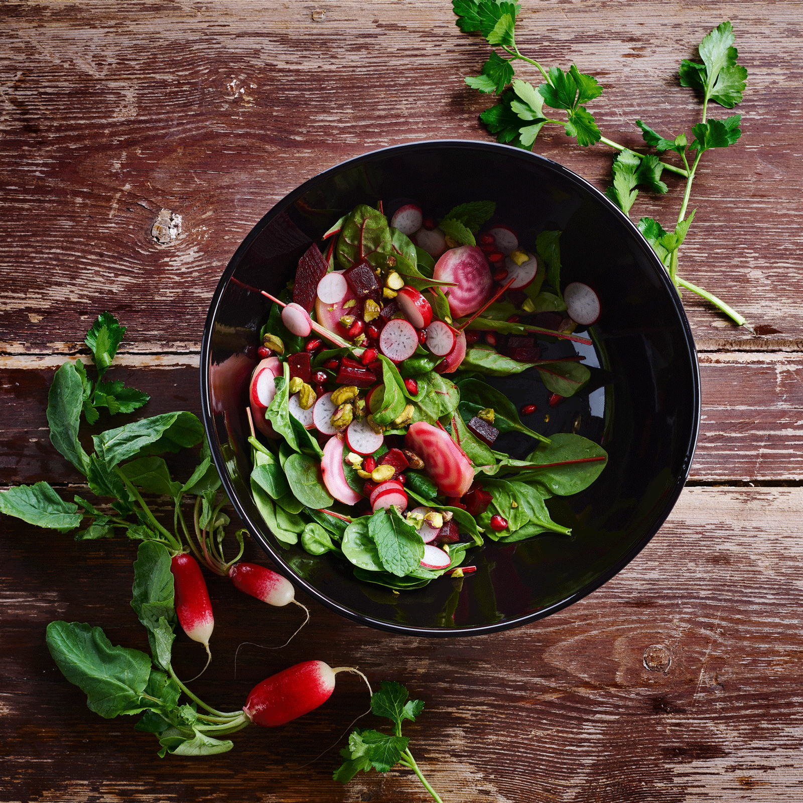 Chop & Grill grote Serveerkom 26cm zwart met salade 