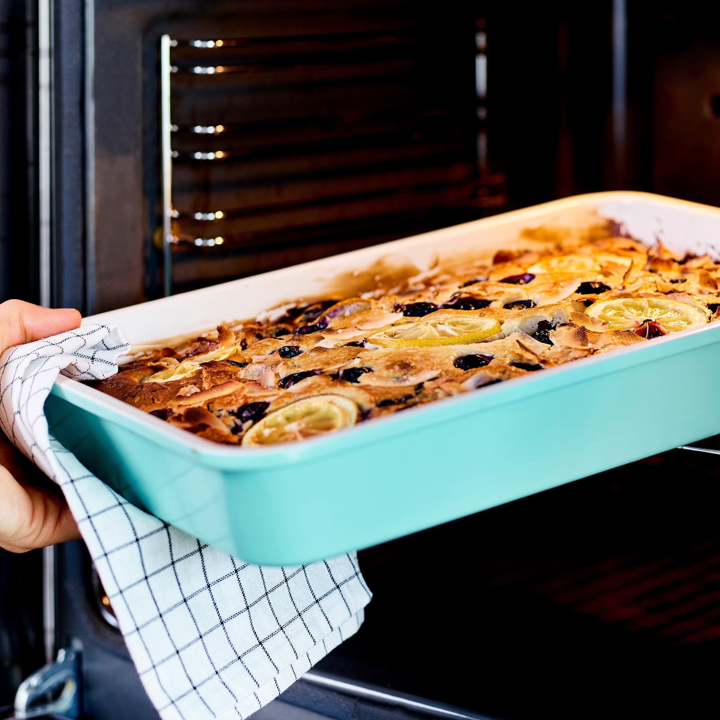 Contour Turquoise Rechthoekige Cakevorm in oven