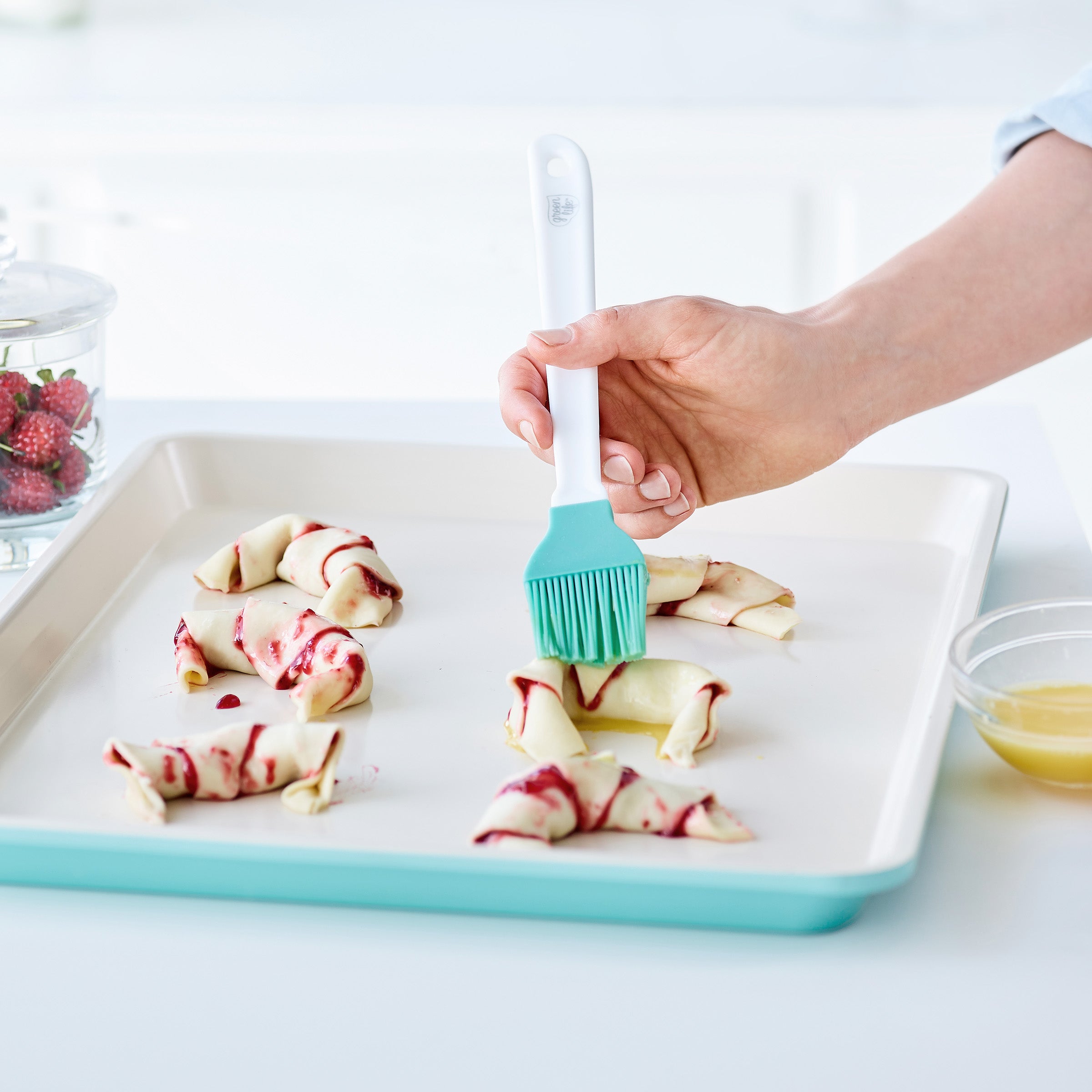 Contour Turquoise Koekjesplaat met verse croissants