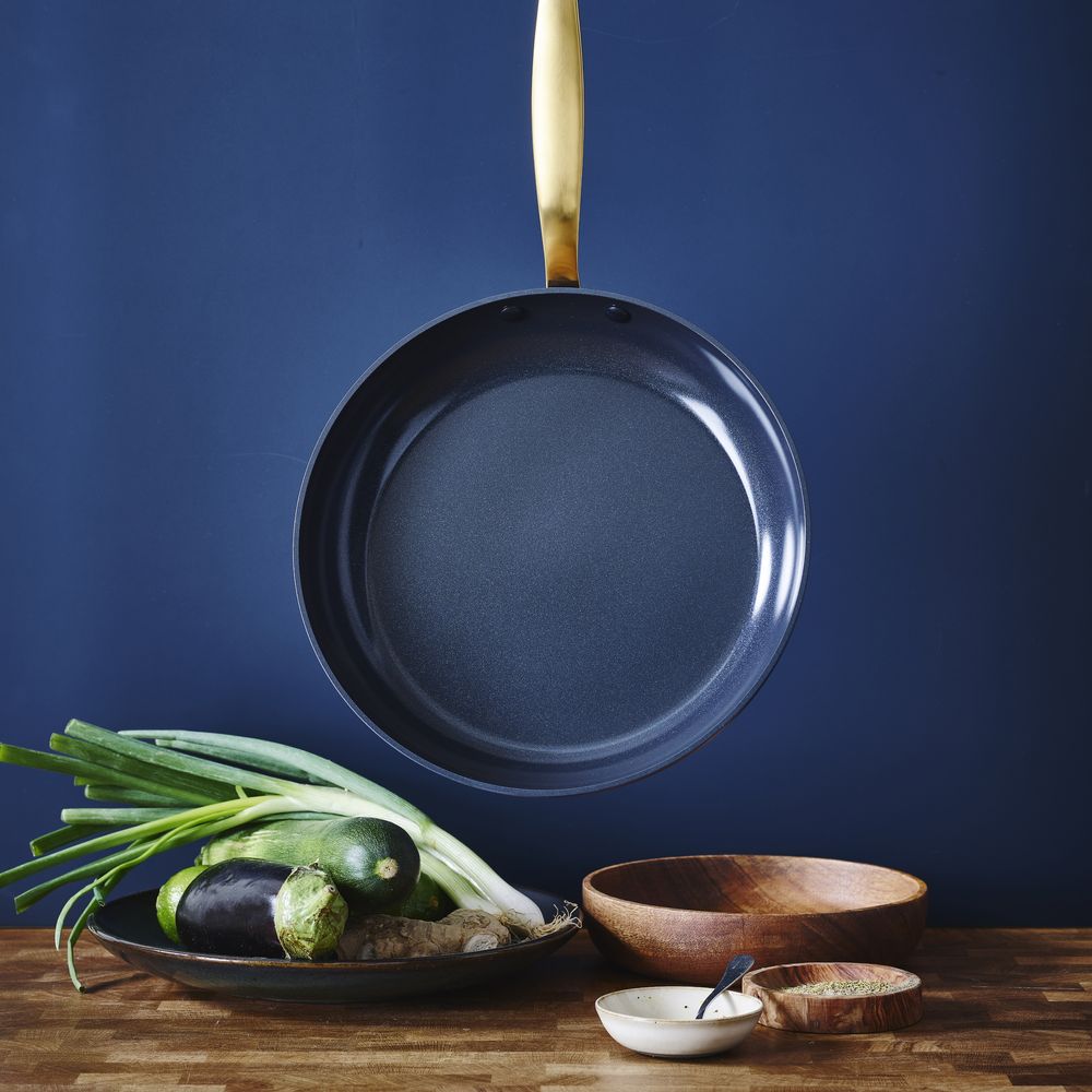 Barcelona Blue 2-delige Koekenpannenset 20+28cm blauw aan de muur