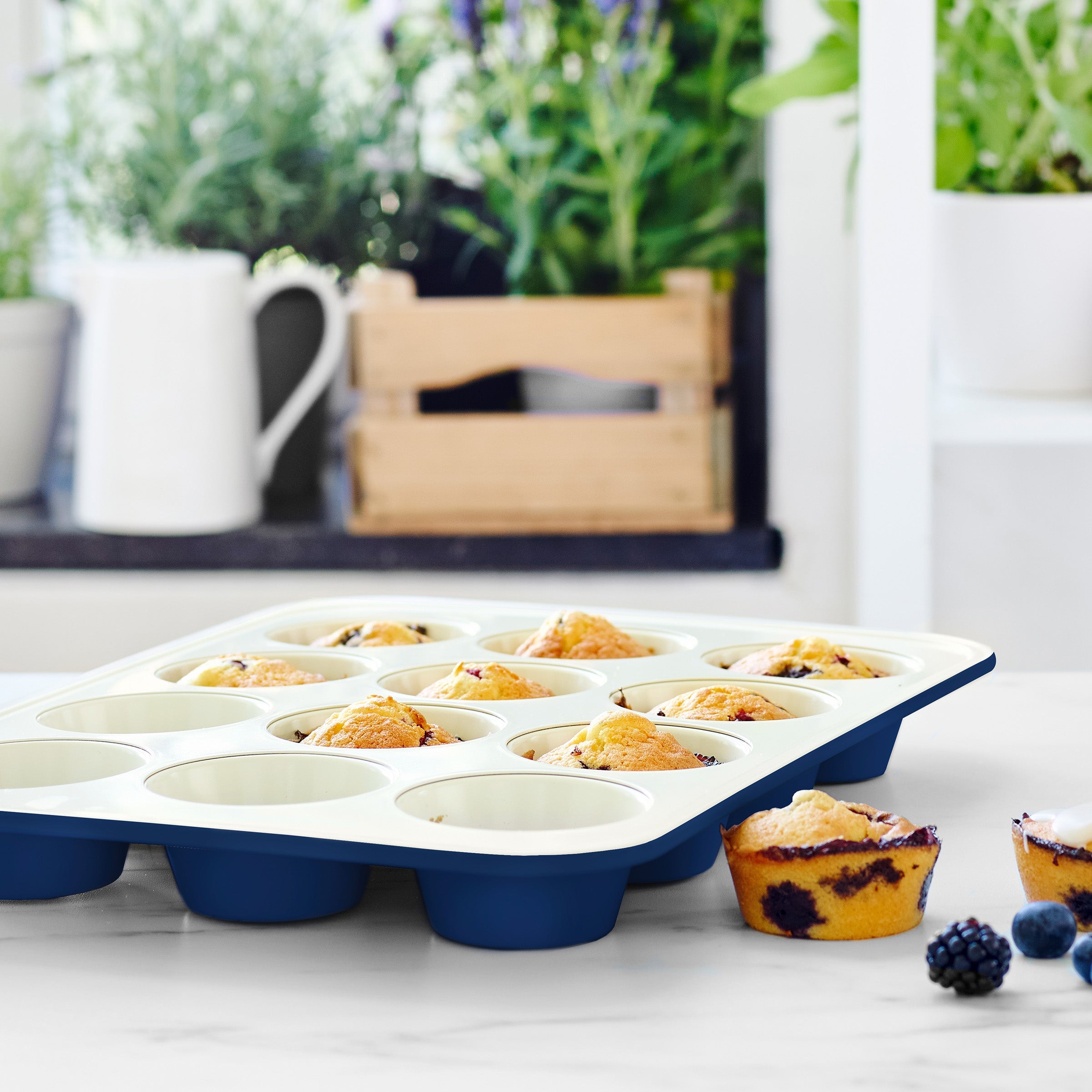Contour Blauw Bakvorm voor 12 Muffins met gebakken muffins
