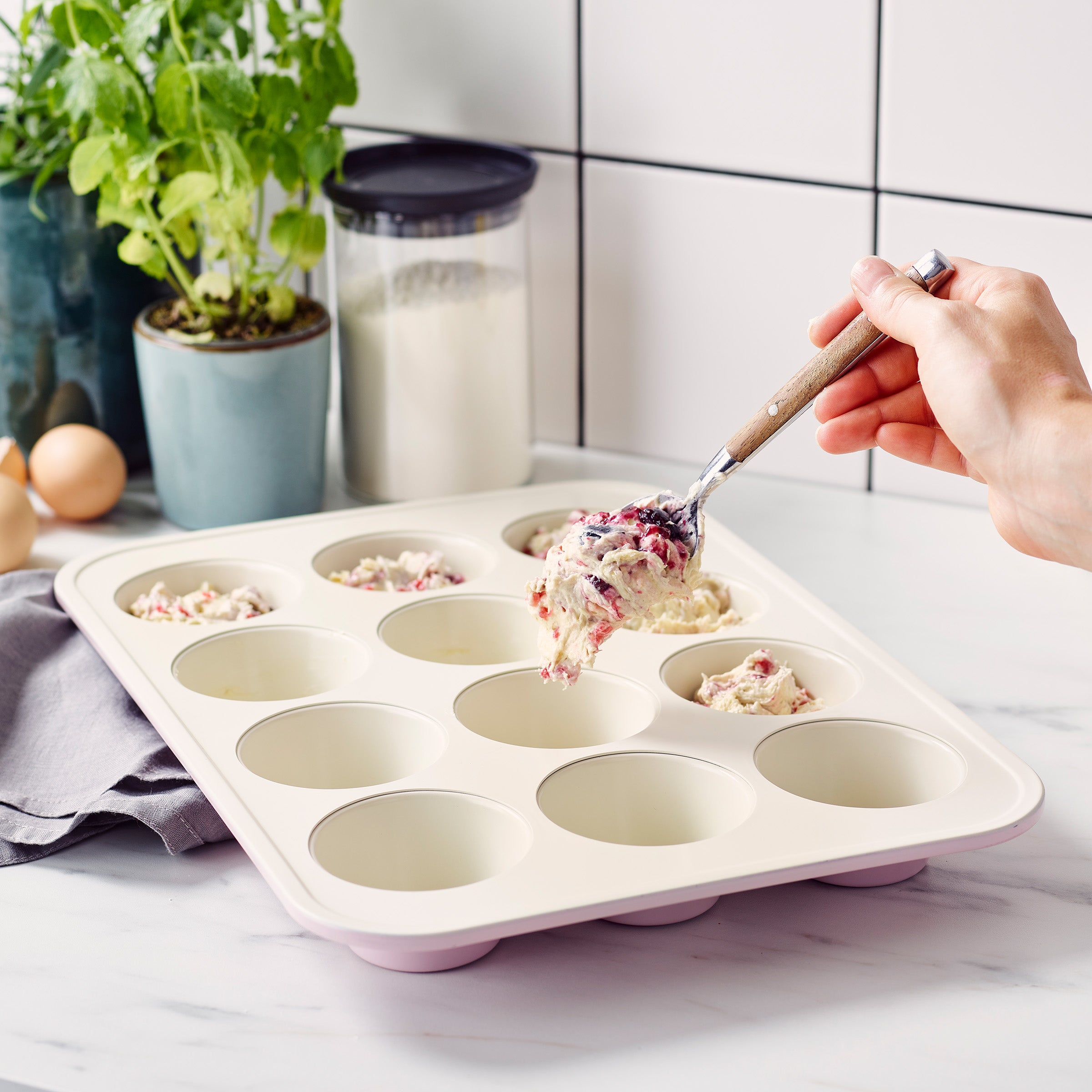 Contour Roze Bakvorm voor 12 Muffins met beslag