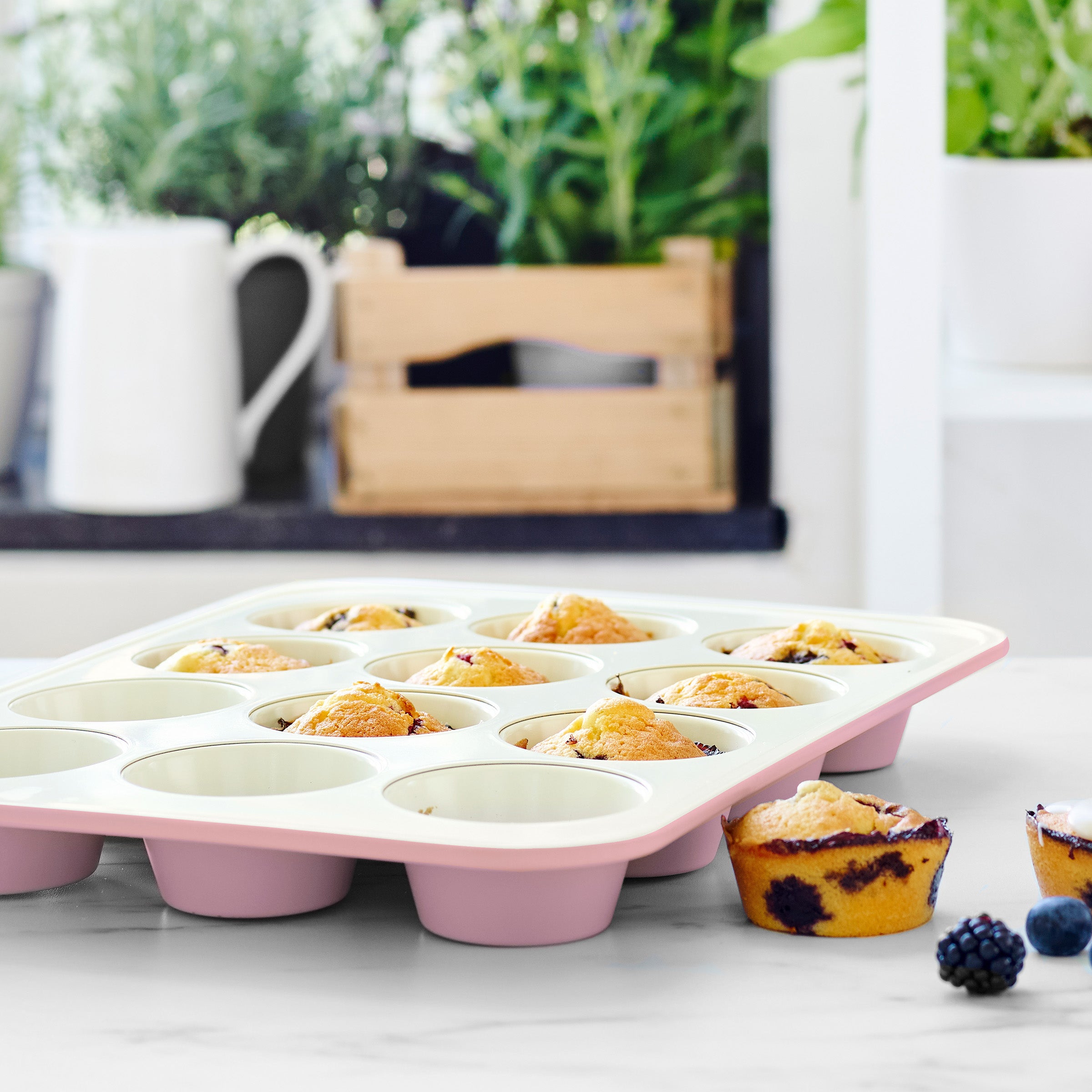 Contour Roze Bakvorm voor 12 Muffins met gebakken muffins