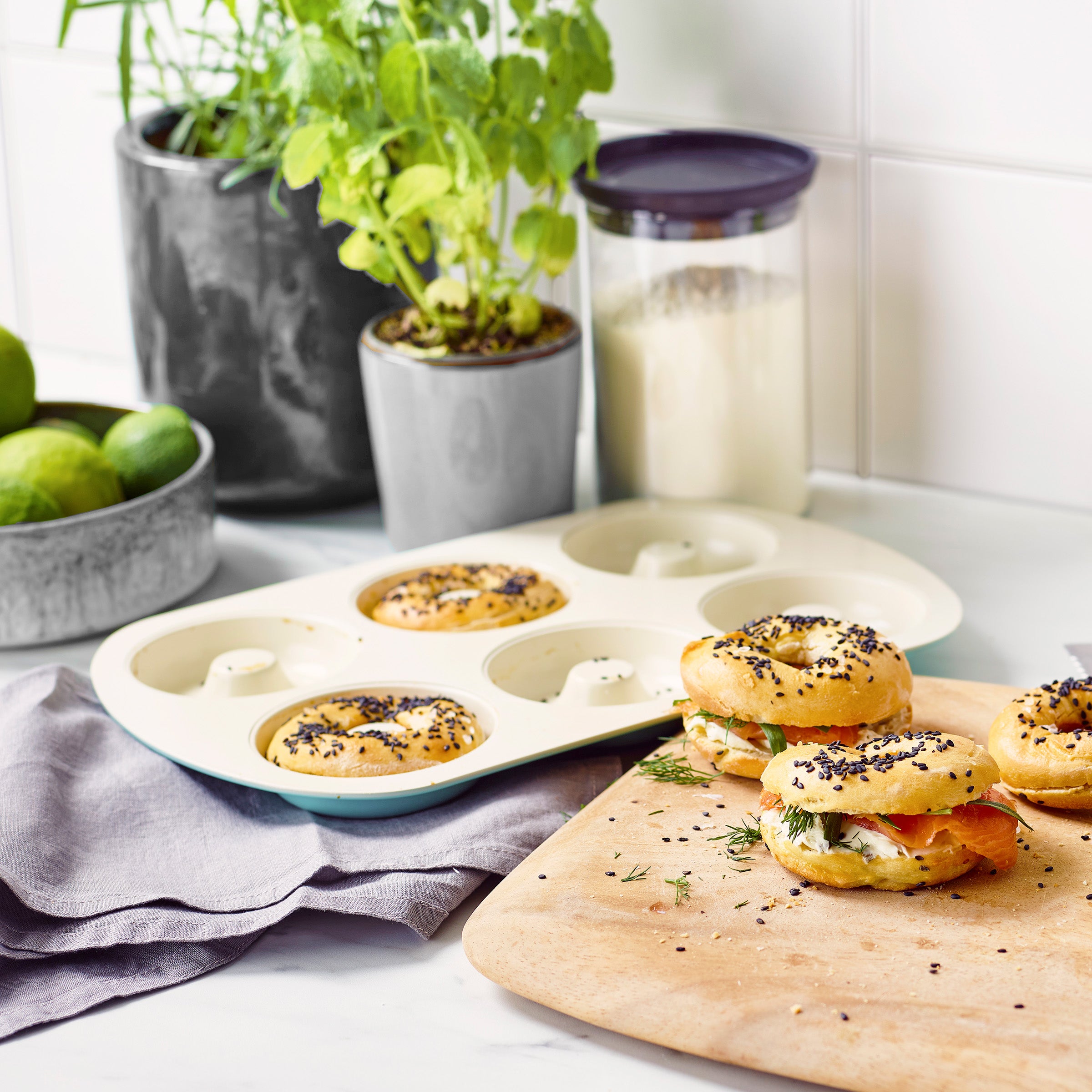 Contour Turquoise Bagel- en Donutplaat met verse belegde donuts