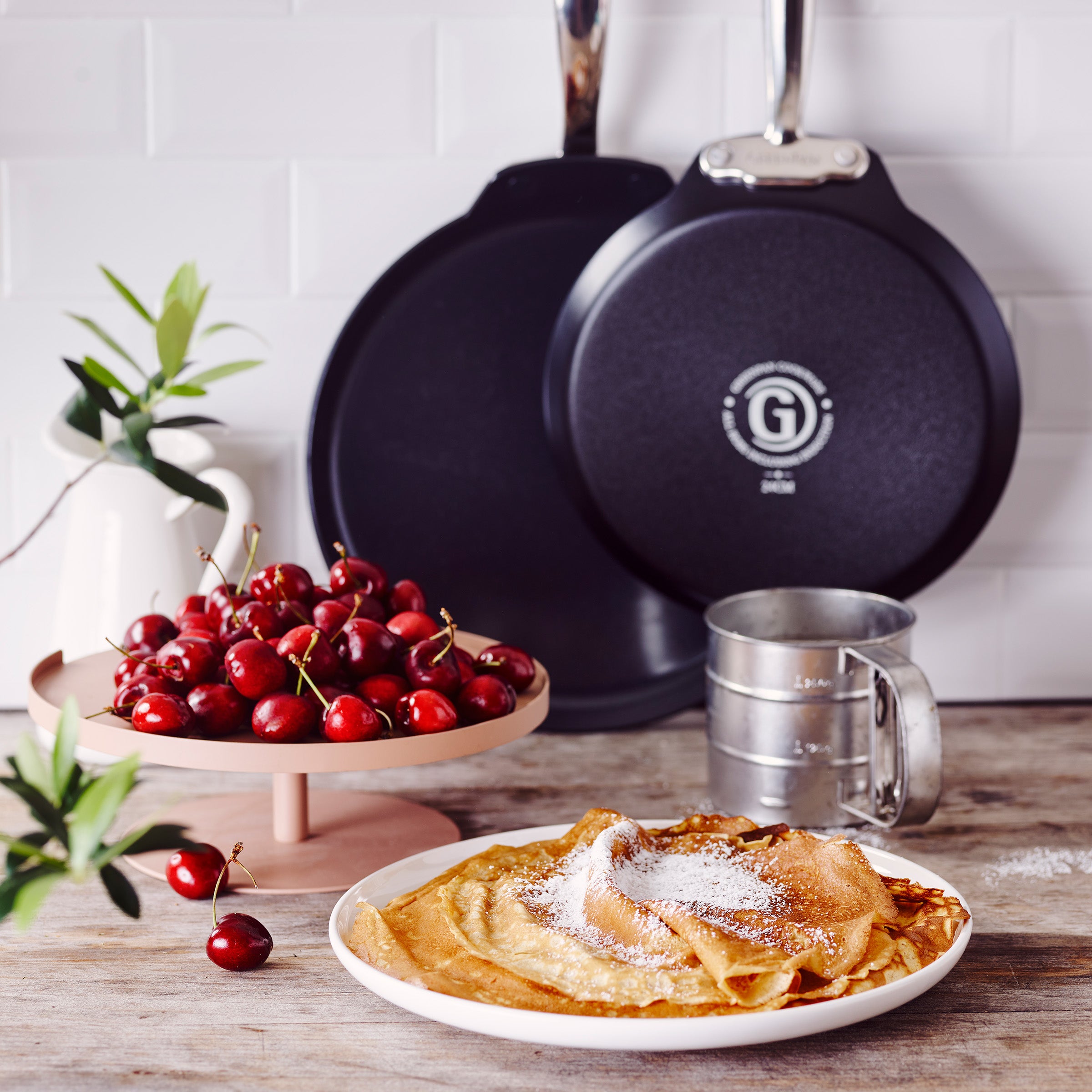  Barcelona Pro Pannenkoekenpan 28cm zilver met verse pannenkoeken en kersen 