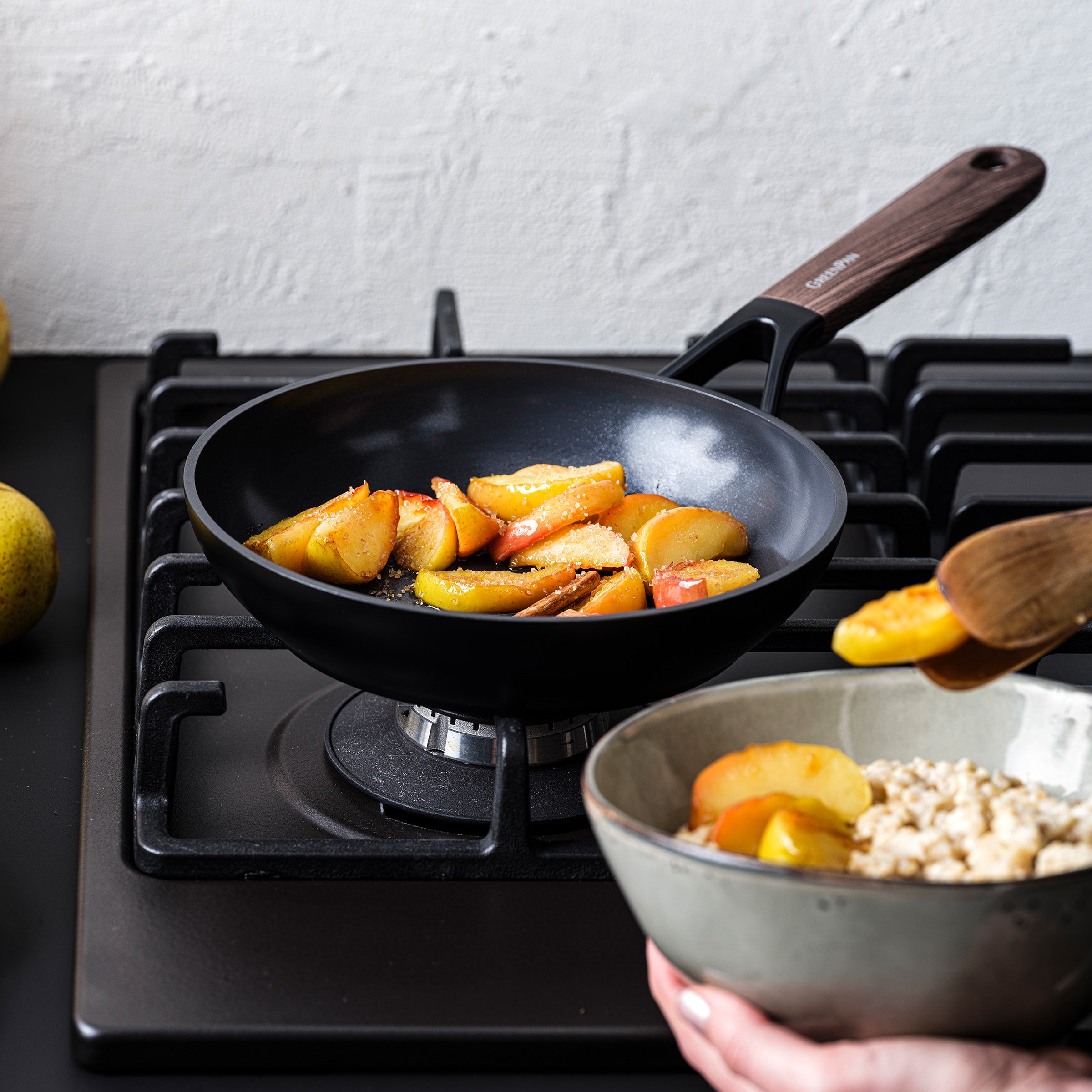 Eco-Smartshape Koekenpan Dark Wood 20cm zwart op vuur 