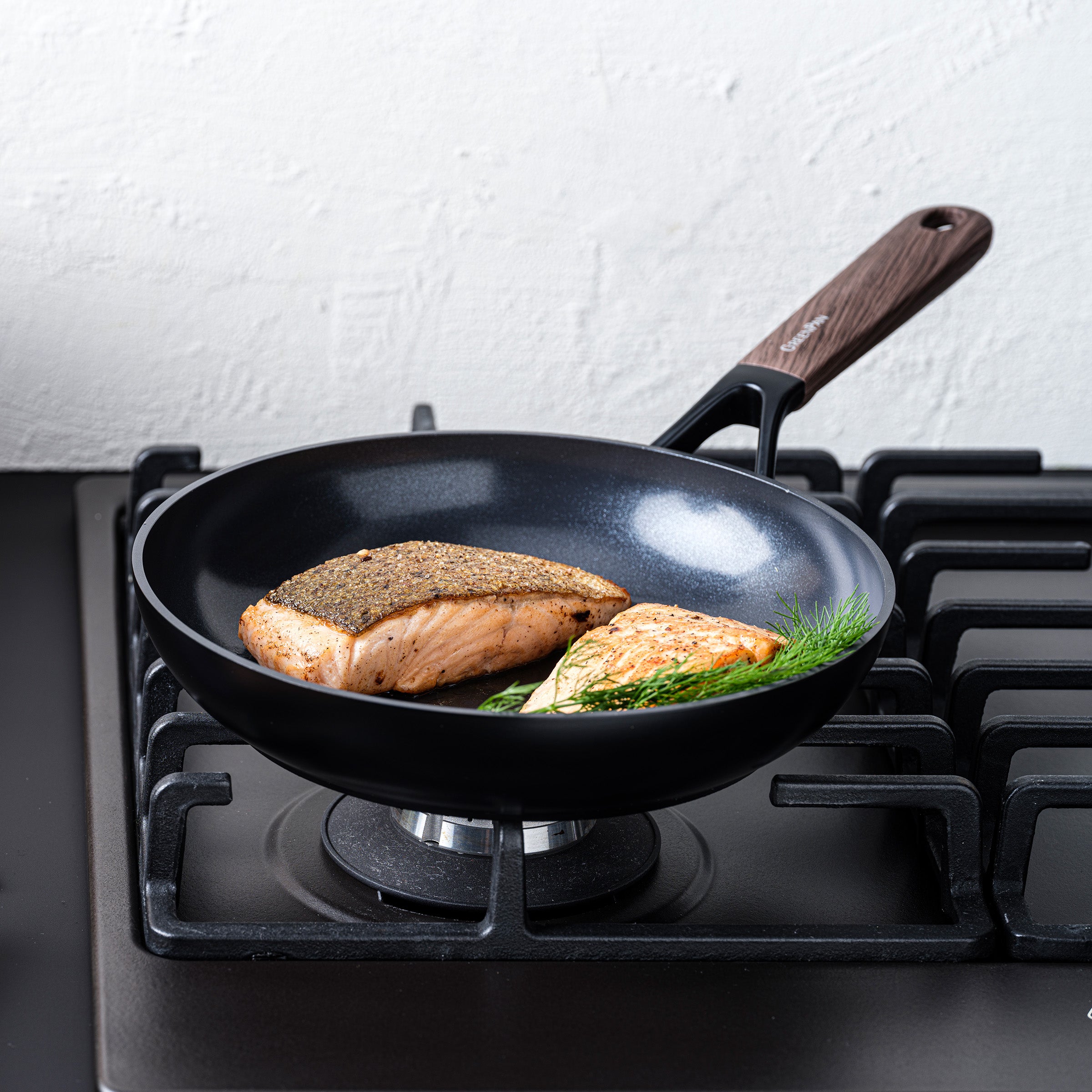 Eco-Smartshape Koekenpan Dark Wood 24cm zwart op vuur met zalm