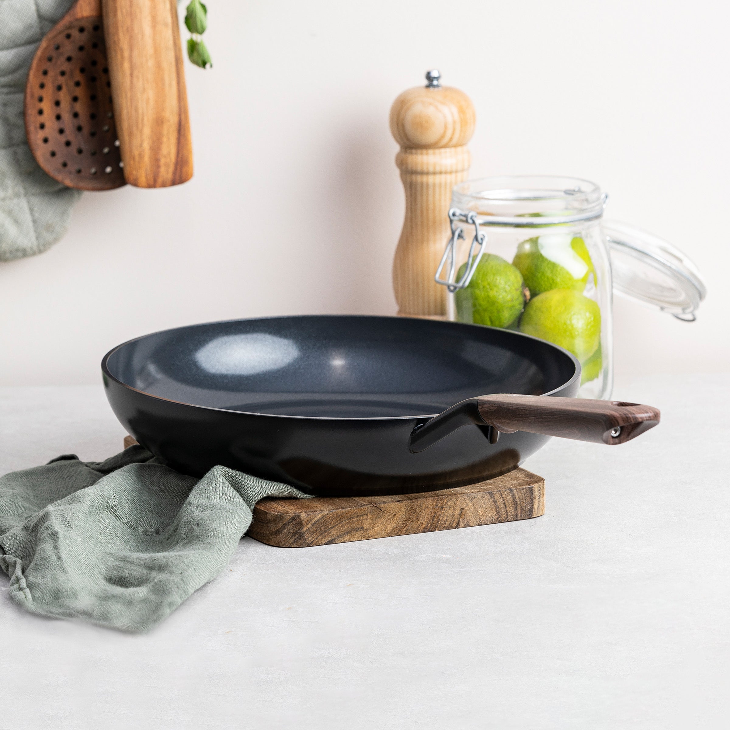 Eco-Smartshape Koekenpan Dark Wood 28cm zwart zijaanzicht