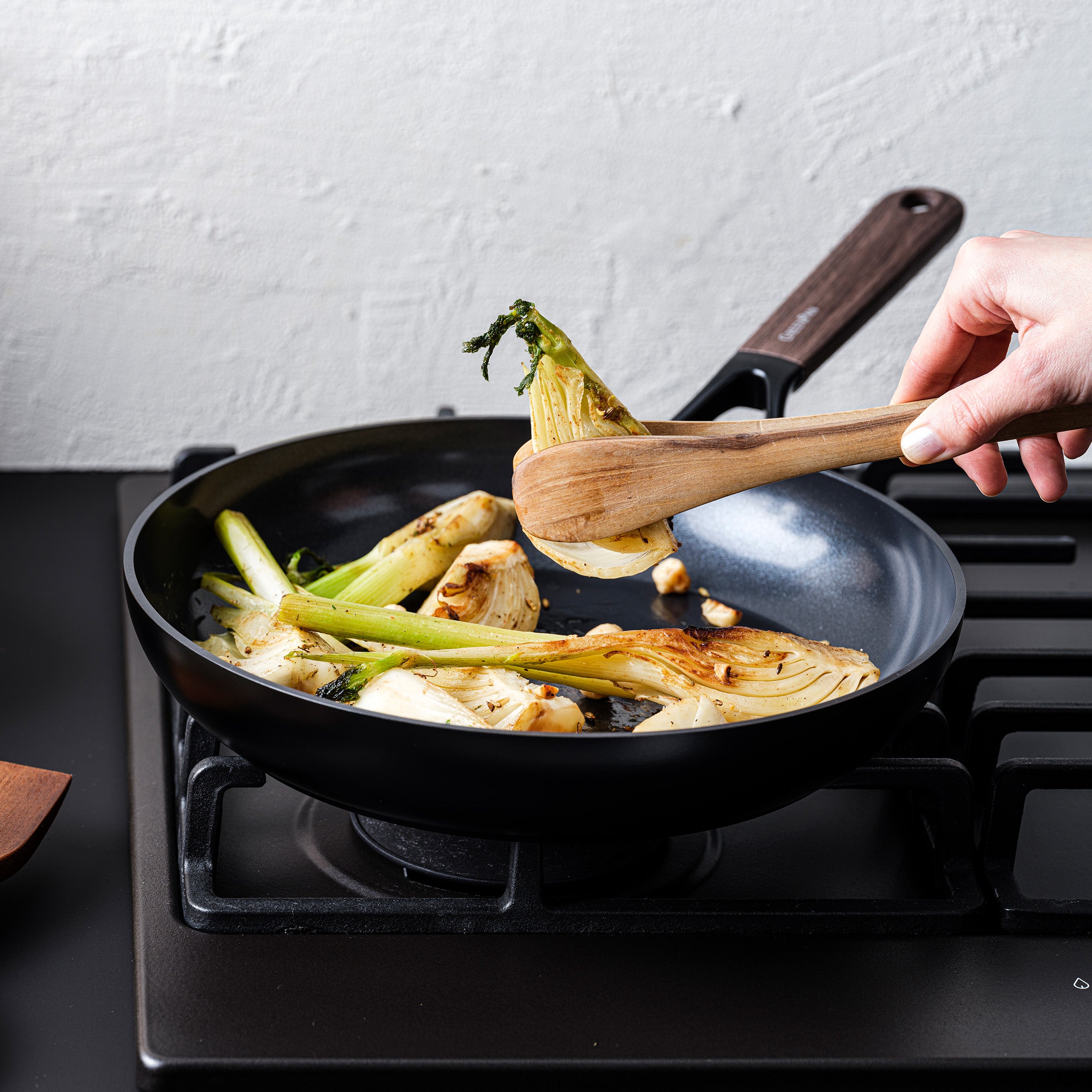 Eco-Smartshape Koekenpan Dark Wood 28cm zwart op vuur