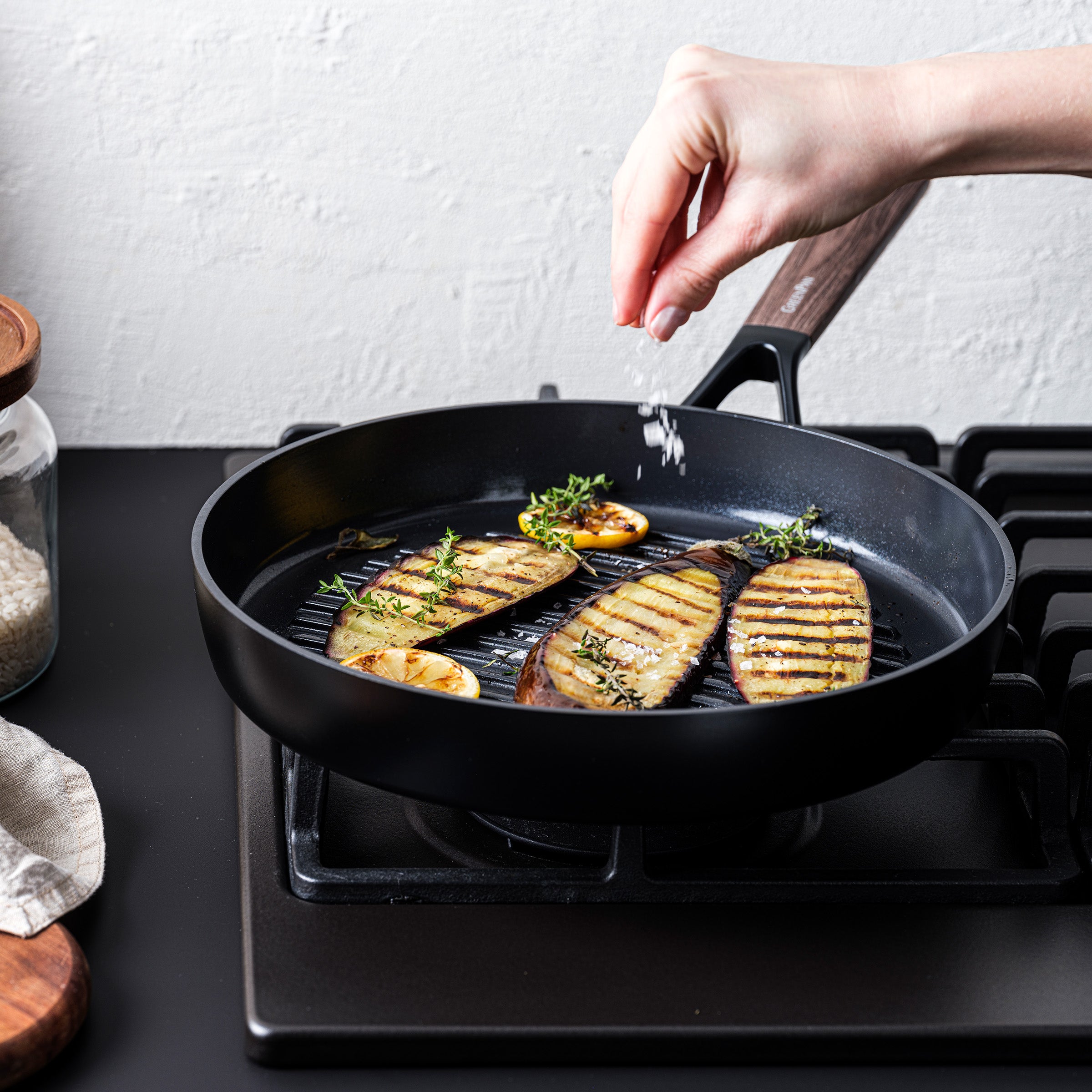 Eco-Smartshape Grillpan Dark Wood 28cm zwart op vuur met gebakken aubergine