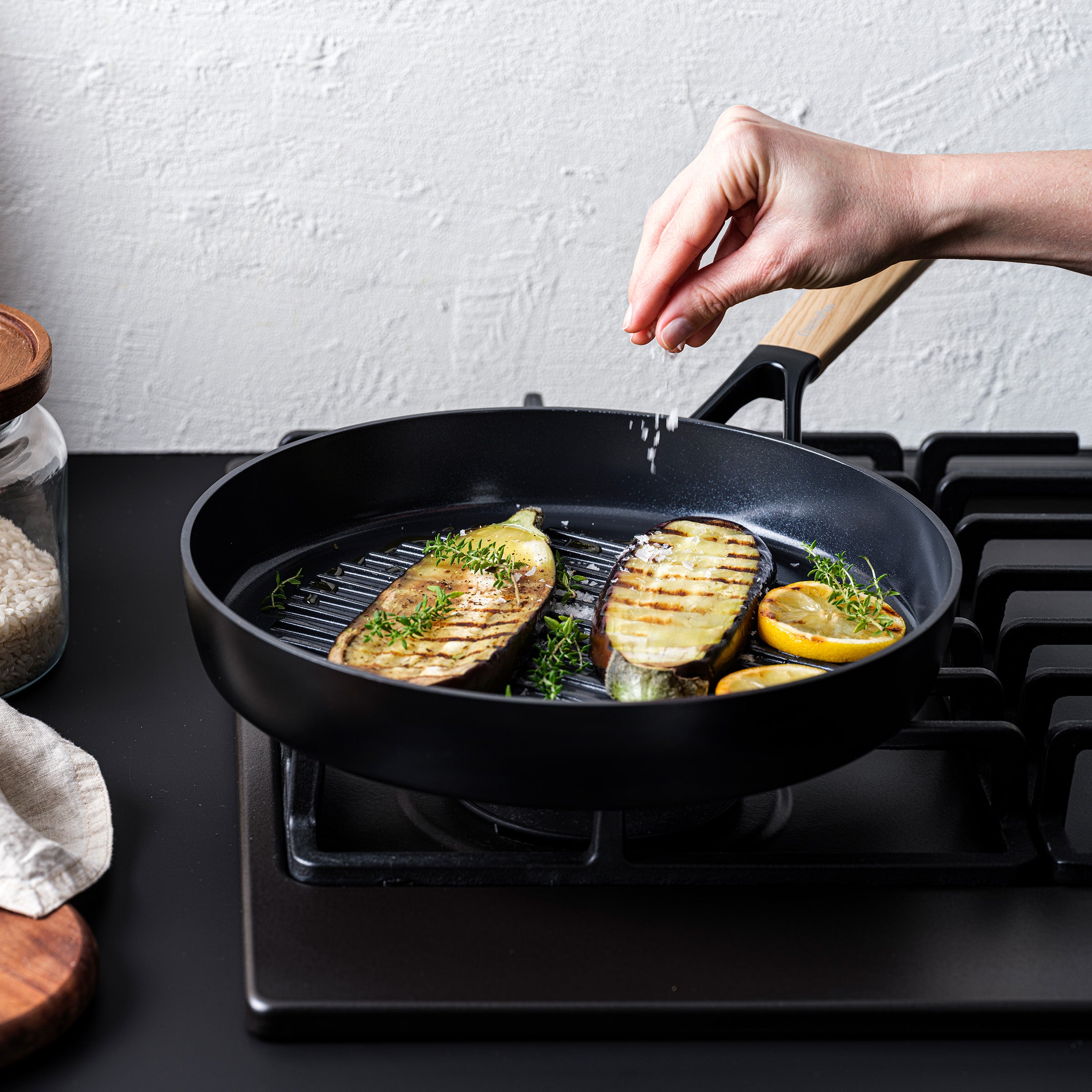 Eco-Smartshape Grillpan Light Wood 28cm zwart op vuur met gebakken aubergine