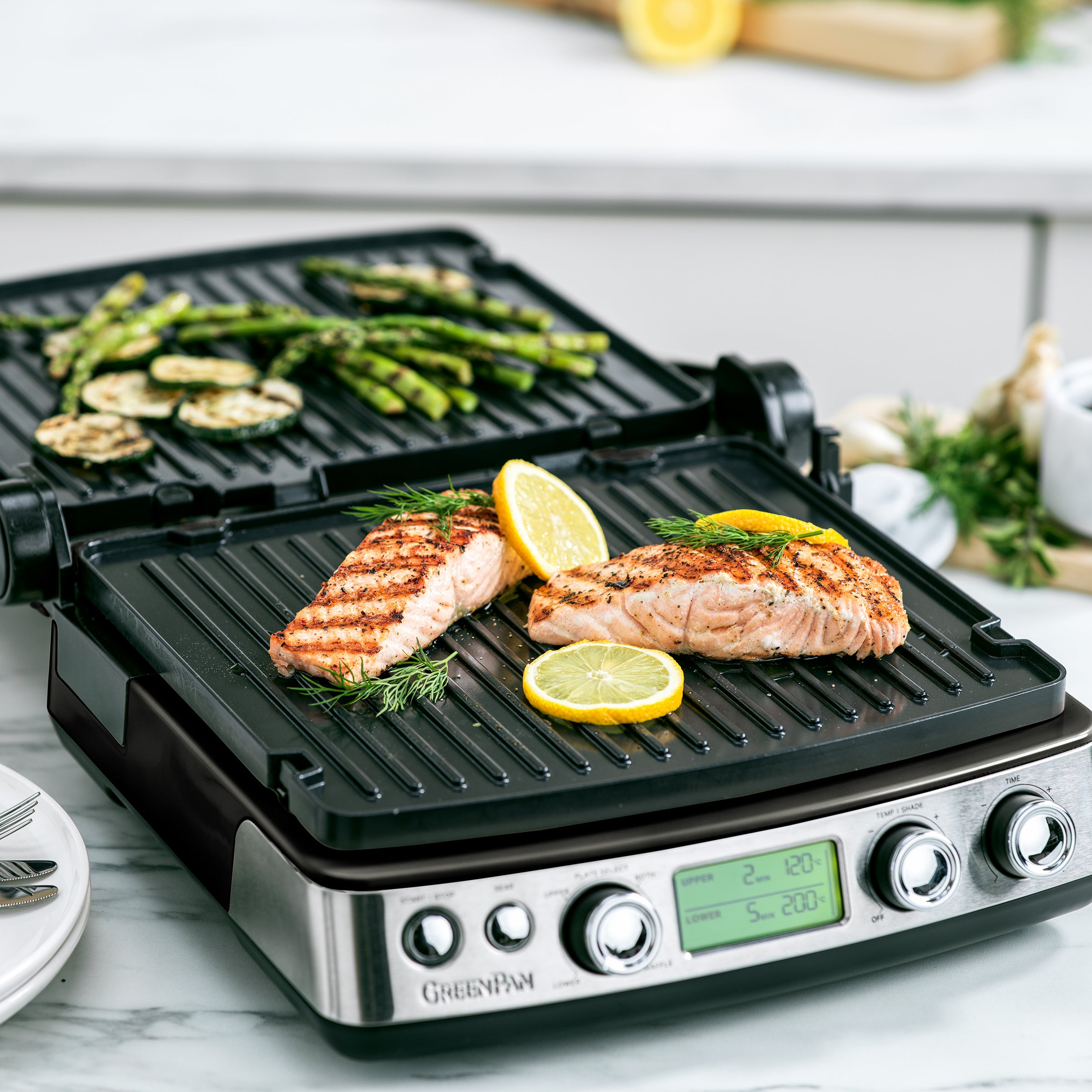 Contactgrill Black met zalm, courgette en groene asperges