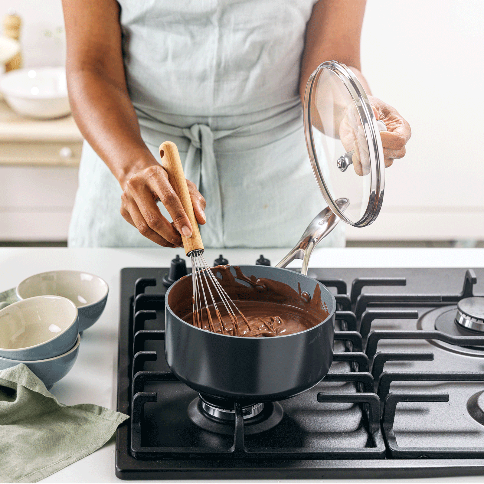 Venice Pro Steelpan met deksel 18cm grijs op vuur met chocoladesaus