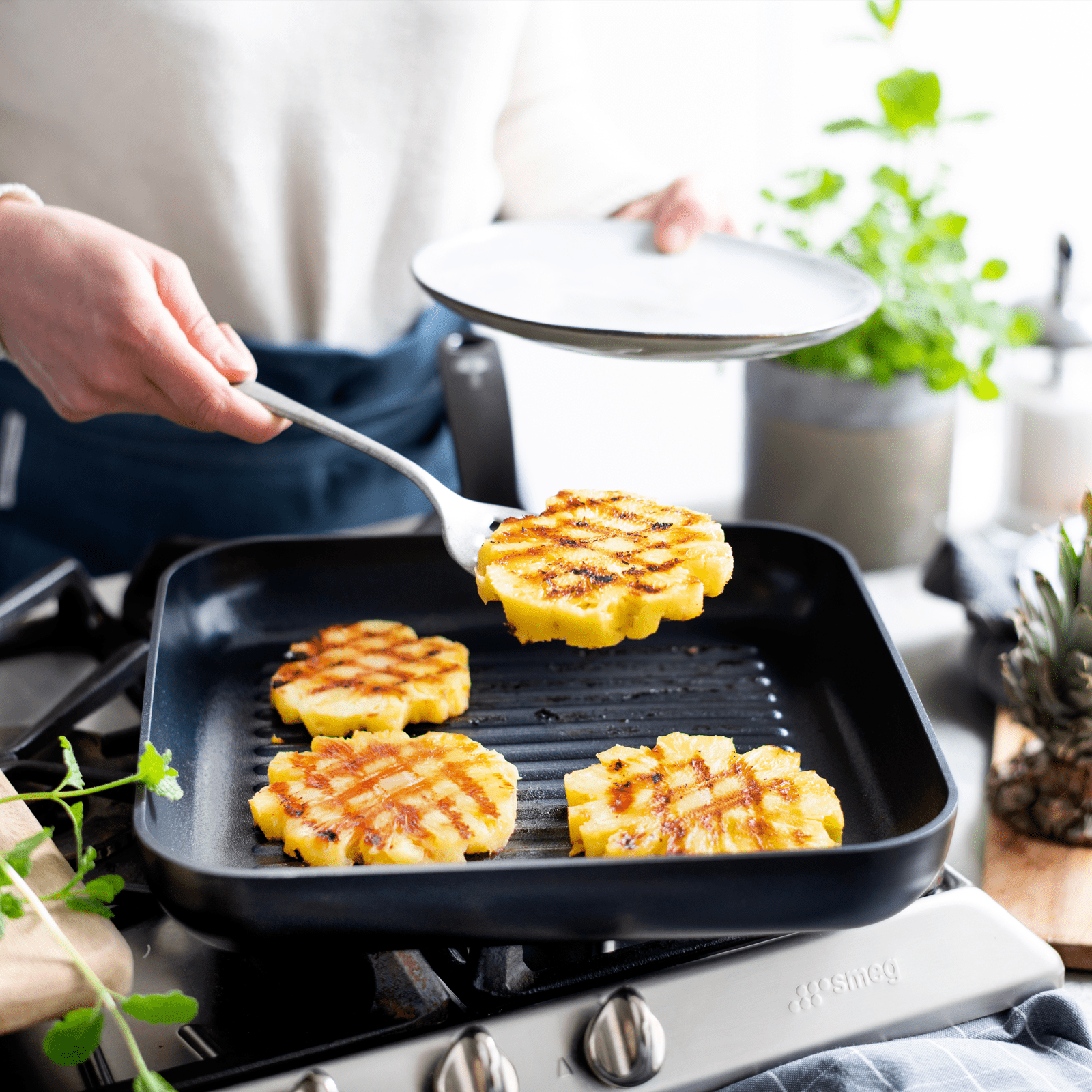 GreenPan Andorra Grillpan vierkant zwart 24 cm vooraanzicht met ananas