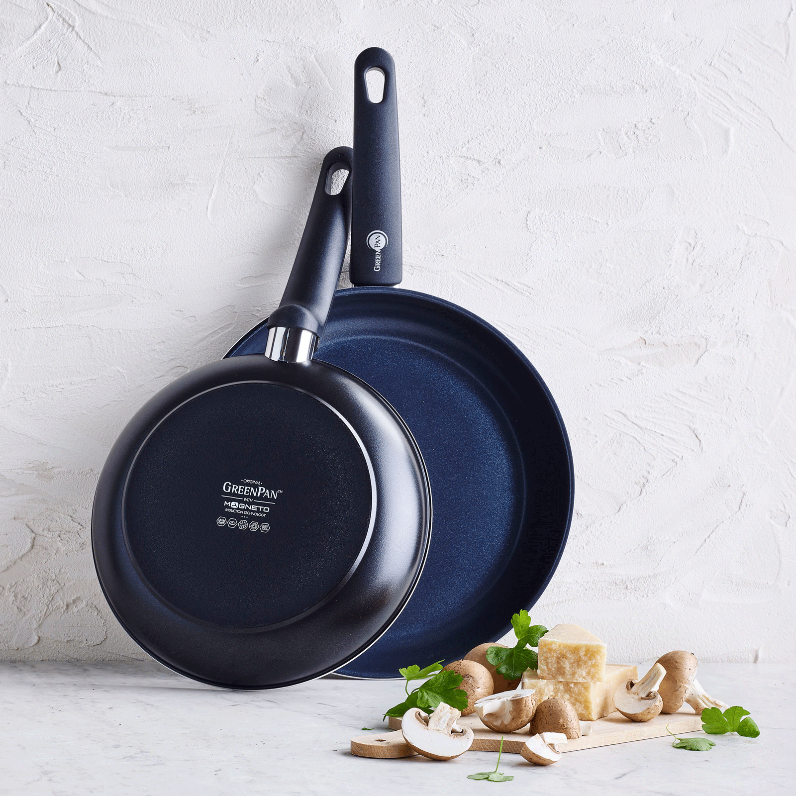 Cambridge Black Set 2-delig 24+28cm zwart tegen muur