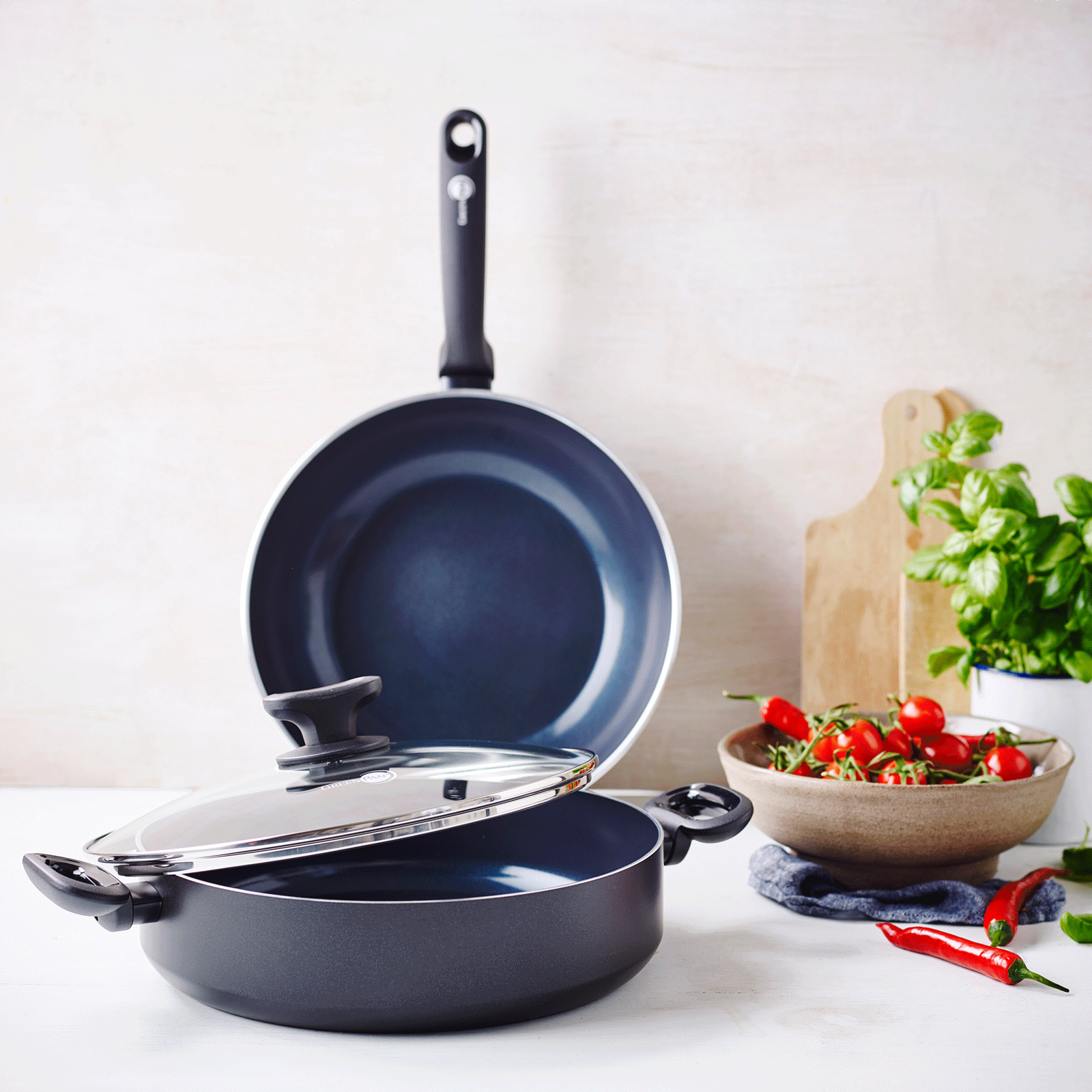 Torino Hapjespan met deksel 25cm zwart