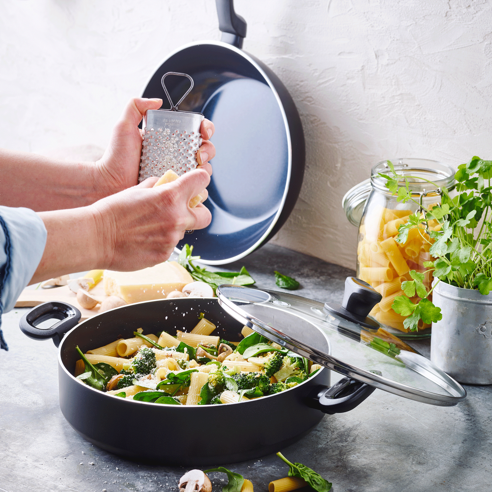 Torino Hapjespan met deksel 25cm zwart met pasta