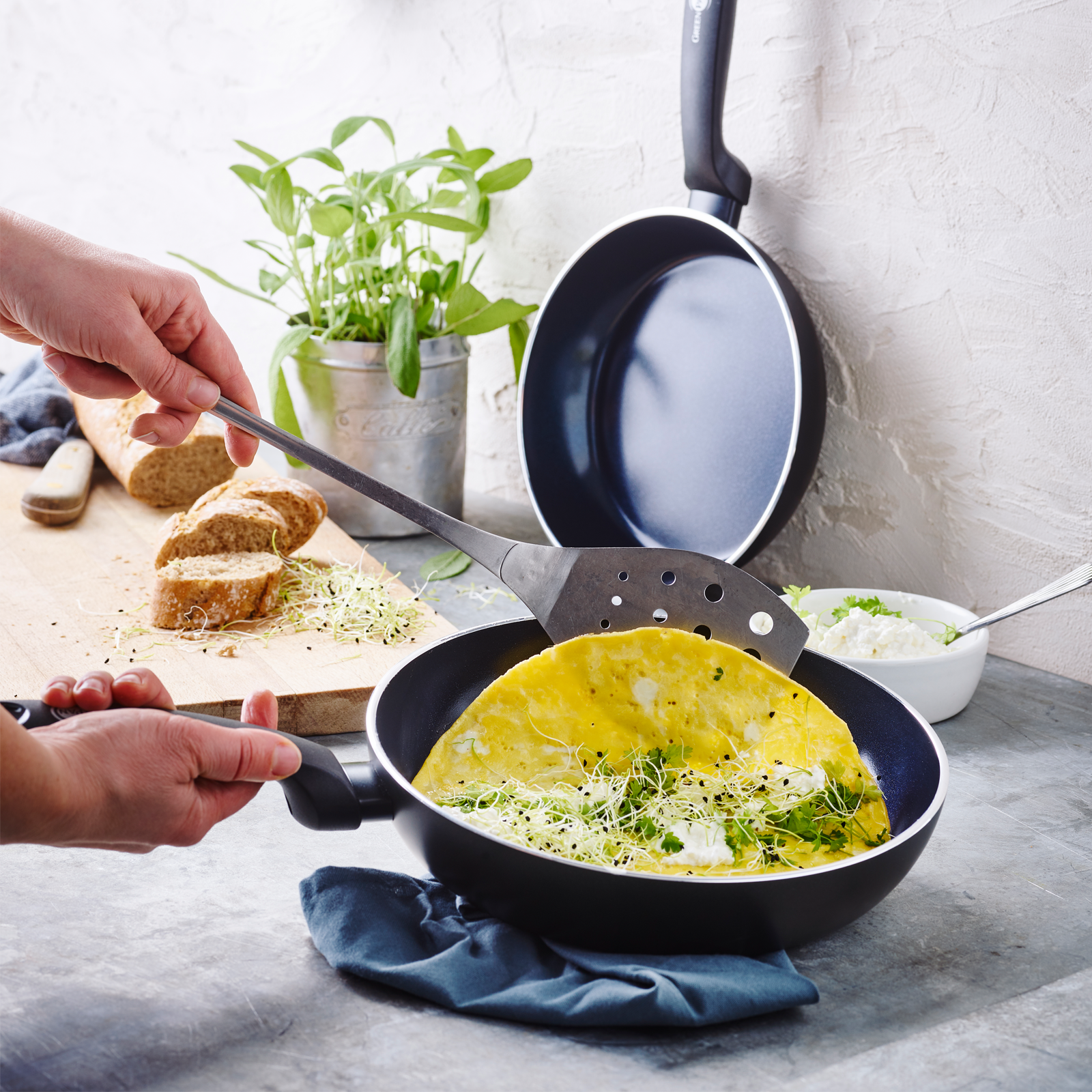 Torino Koekenpan 20cm zwart met eten