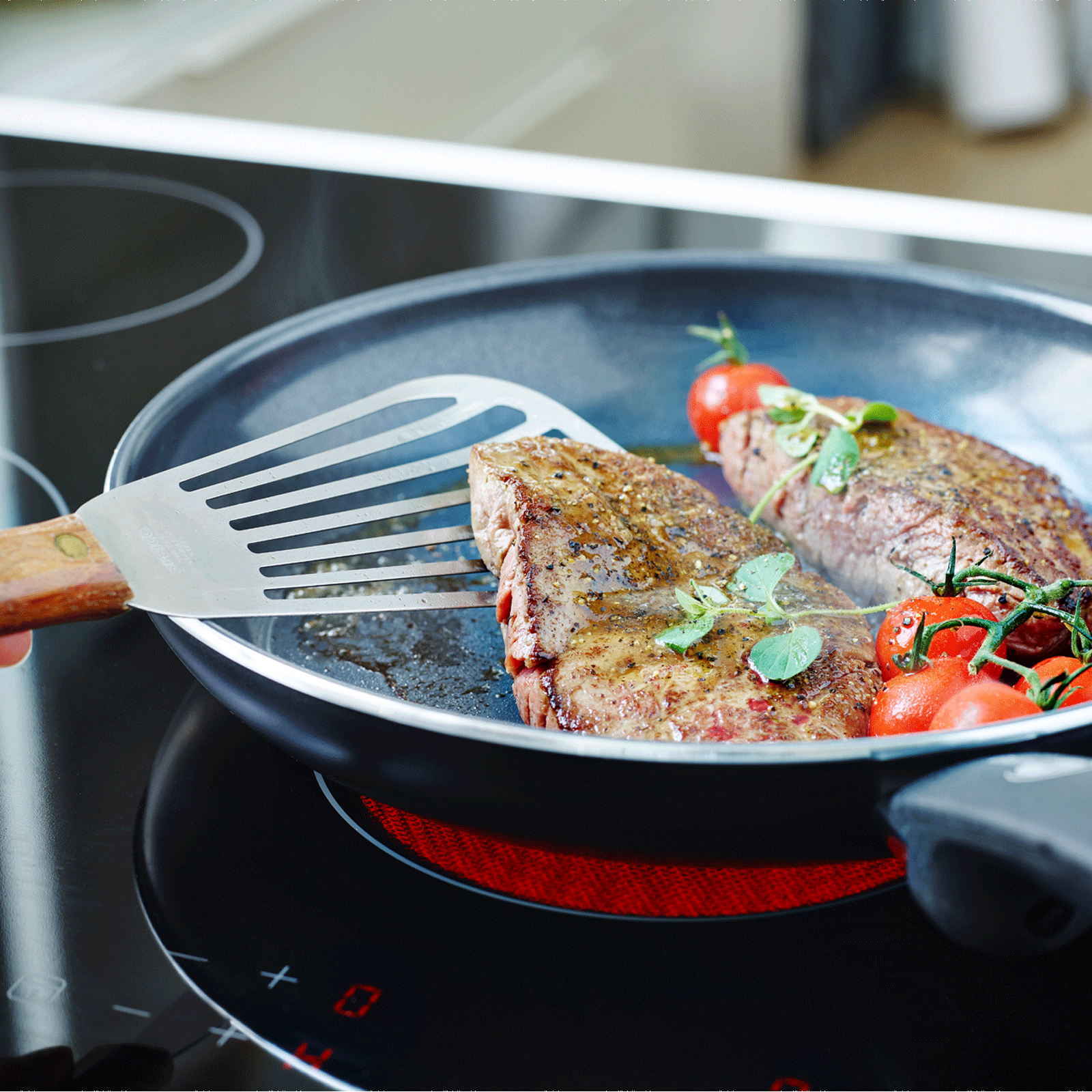Cambridge Black Pan 32cm zwart op vuur met vlees