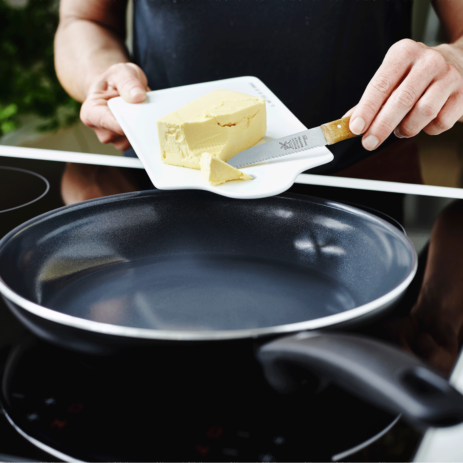 Cambridge Black Pan 32cm zwart op vuur met boter