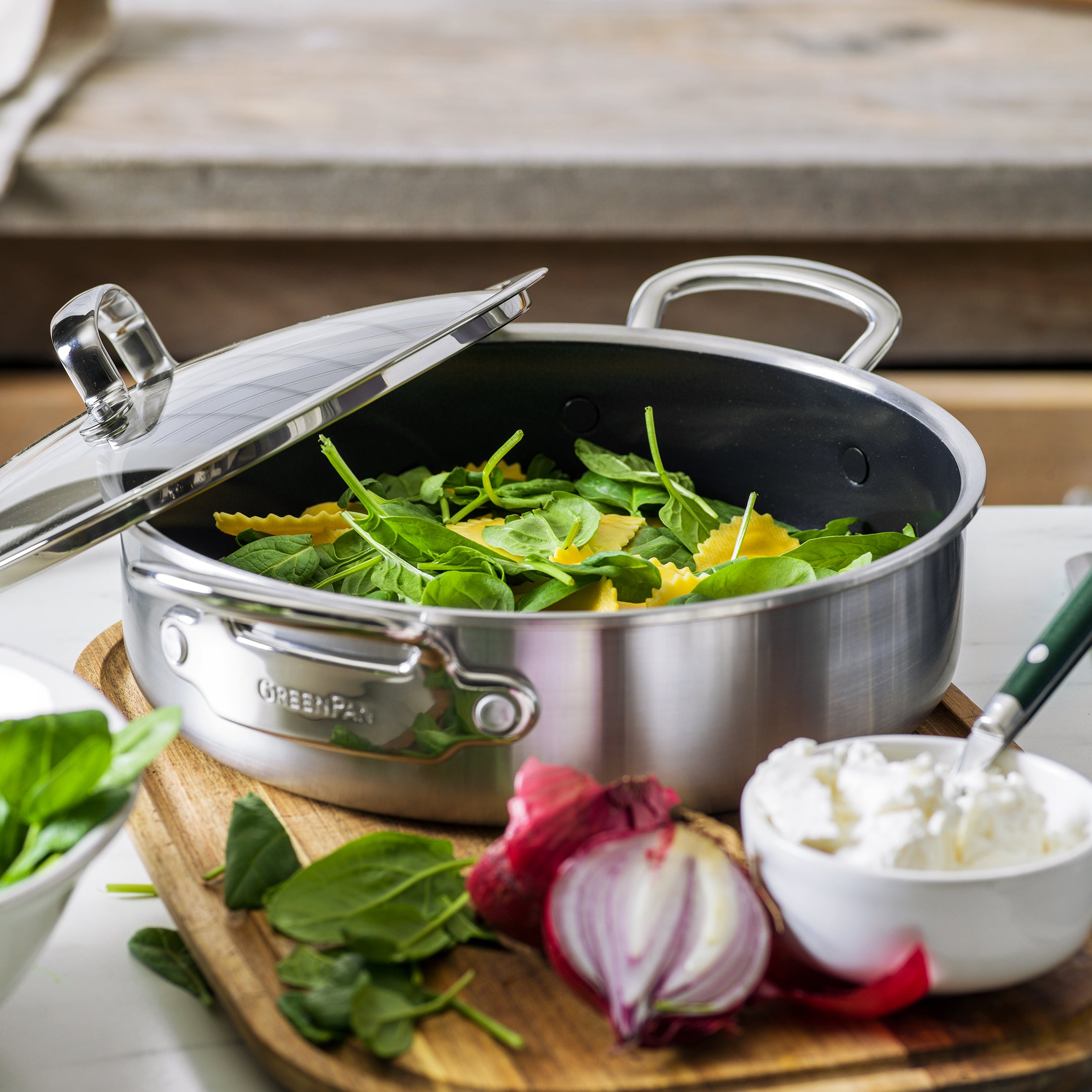 Premiere Hapjespan met Deksel 26cm zilver met eten